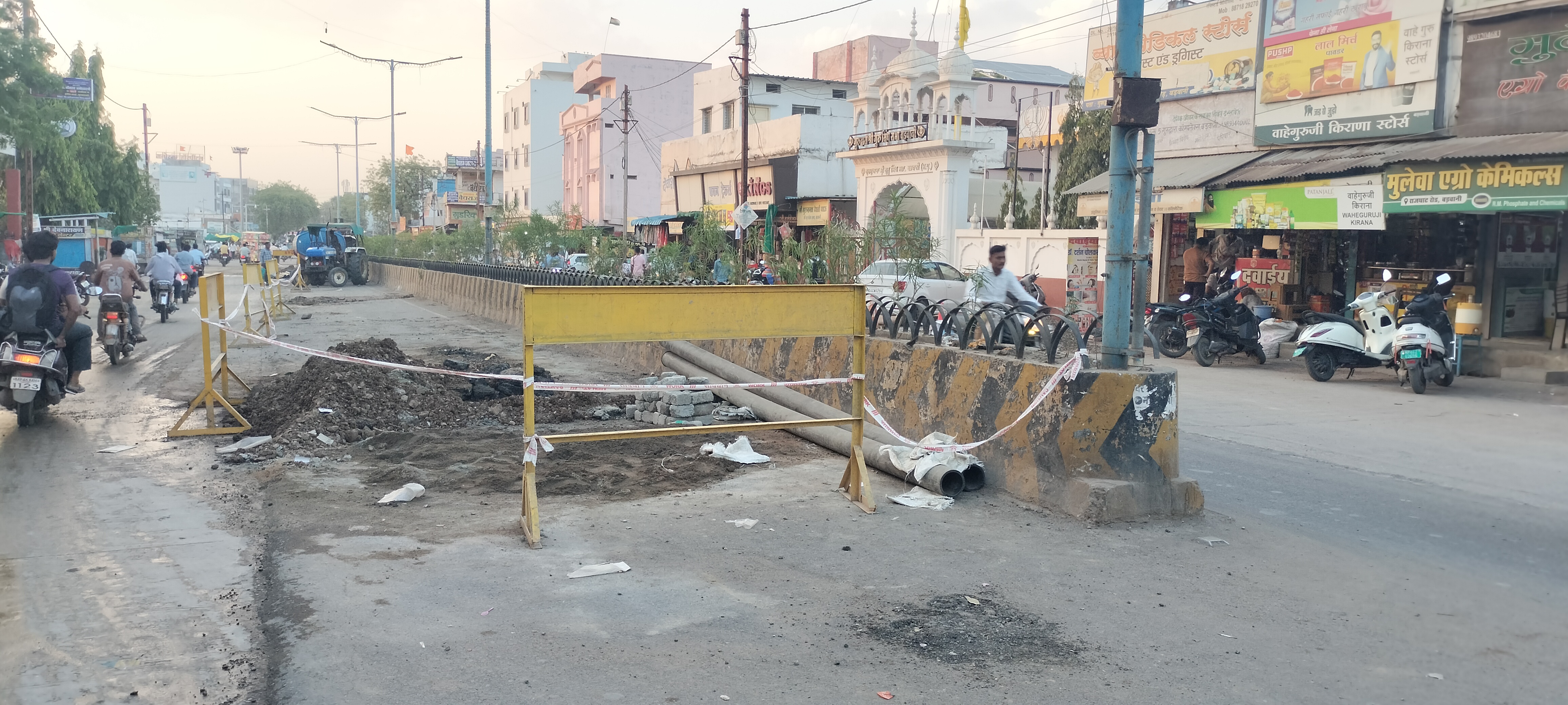 सीवरेज लाइन और गैस लाइन के कार्य के चलते ,गड्डो की भरमार जहां-तहां गड्ढे खोदने से यातायात हो रहा अवरुद्ध  यातायात व्यवस्था हुई लाचार