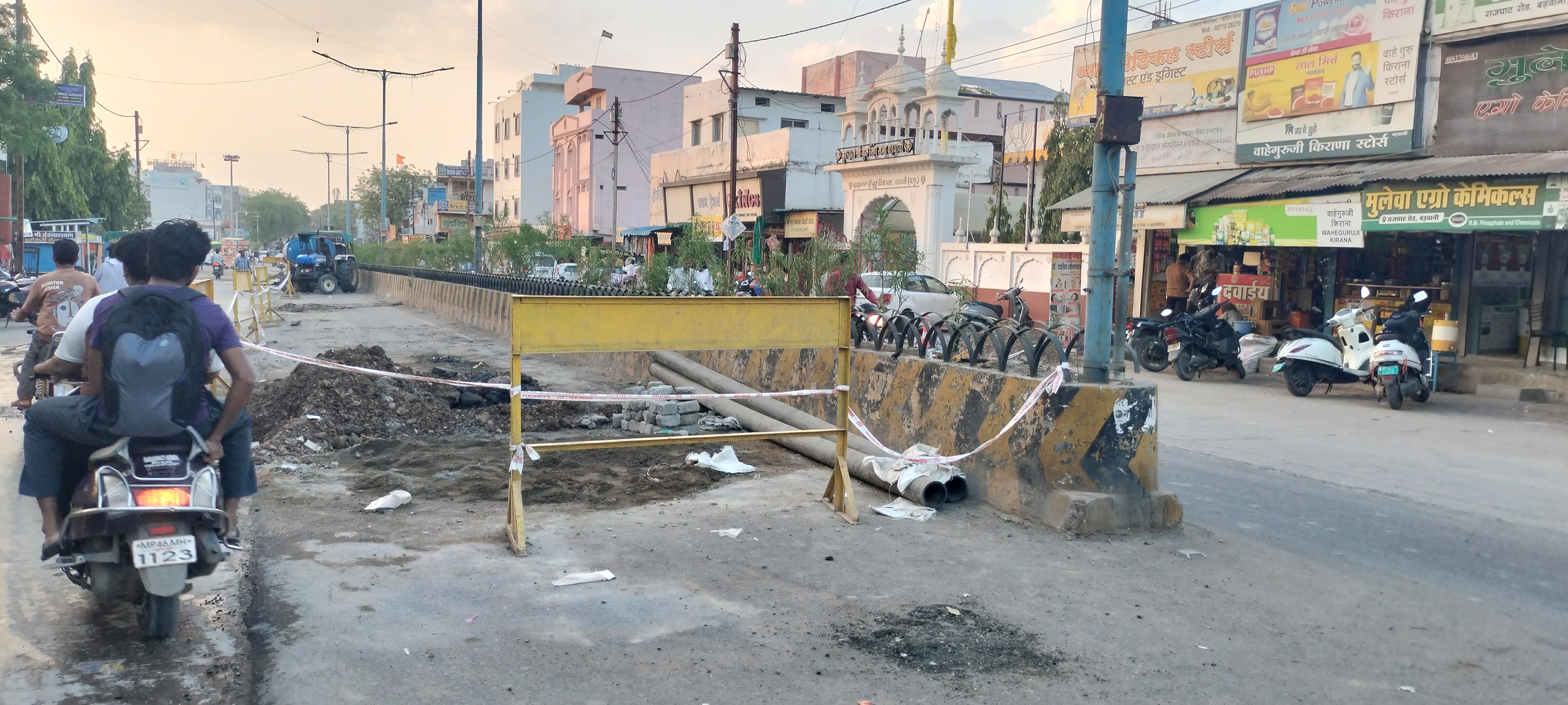 सीवरेज लाइन और गैस लाइन के कार्य के चलते ,गड्डो की भरमार जहां-तहां गड्ढे खोदने से यातायात हो रहा अवरुद्ध  यातायात व्यवस्था हुई लाचार
