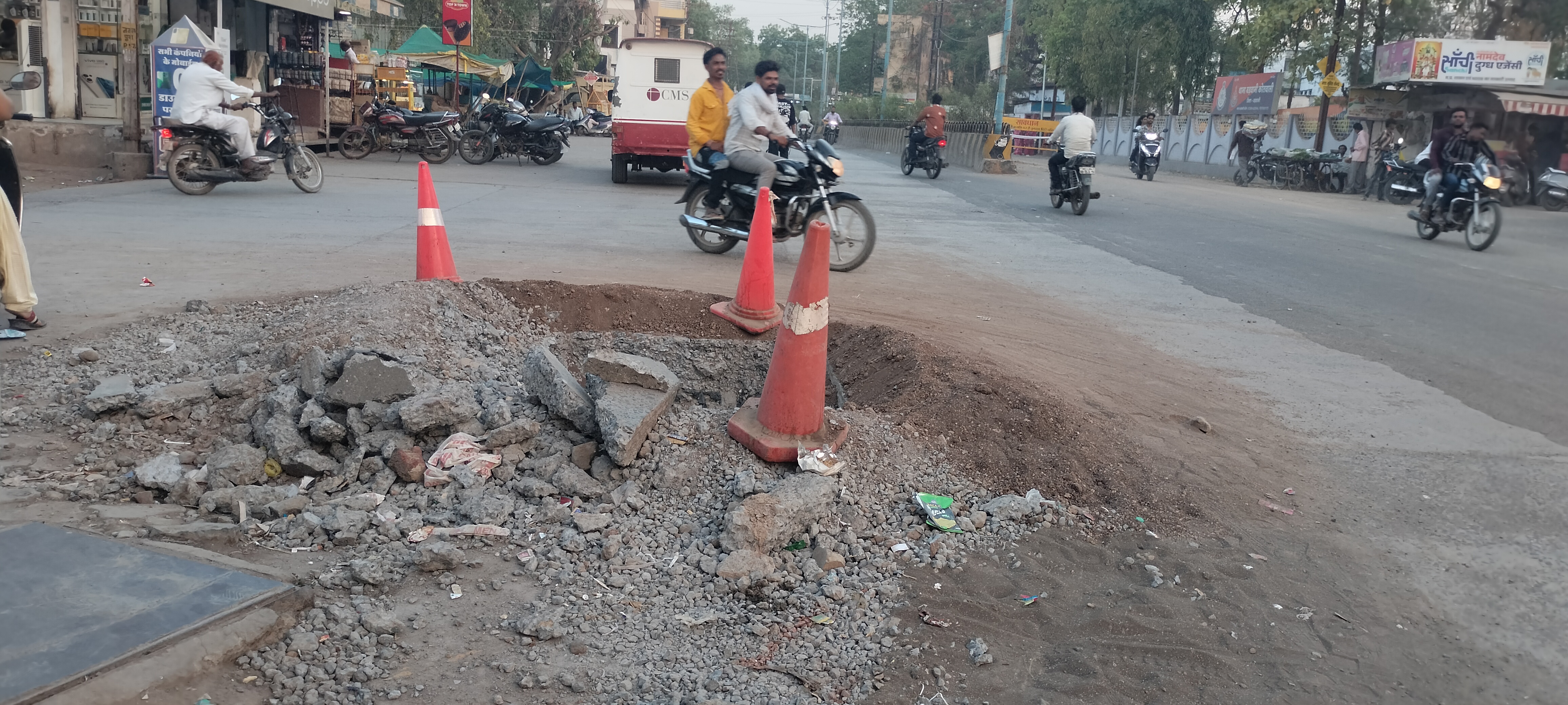 सीवरेज लाइन और गैस लाइन के कार्य के चलते ,गड्डो की भरमार जहां-तहां गड्ढे खोदने से यातायात हो रहा अवरुद्ध  यातायात व्यवस्था हुई लाचार