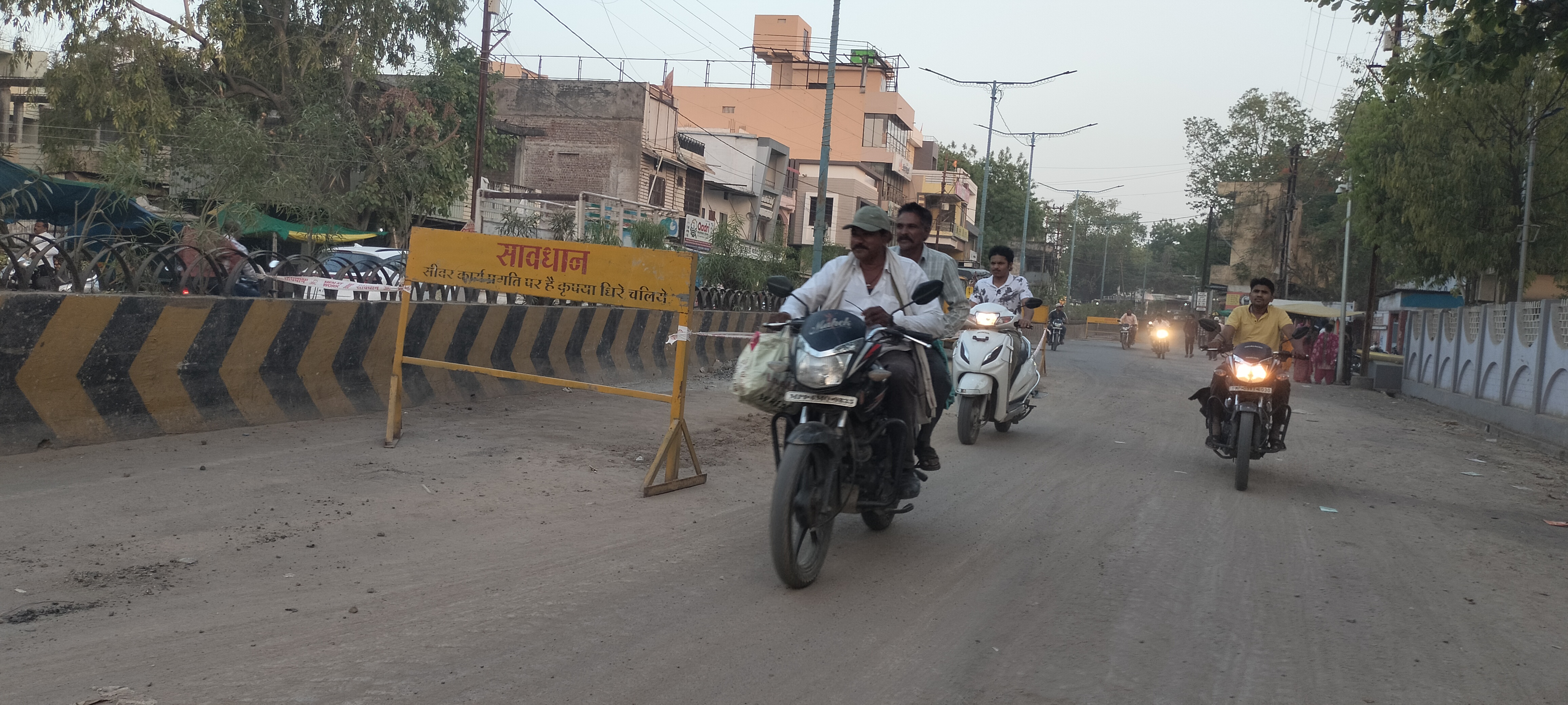 सीवरेज लाइन और गैस लाइन के कार्य के चलते ,गड्डो की भरमार जहां-तहां गड्ढे खोदने से यातायात हो रहा अवरुद्ध  यातायात व्यवस्था हुई लाचार