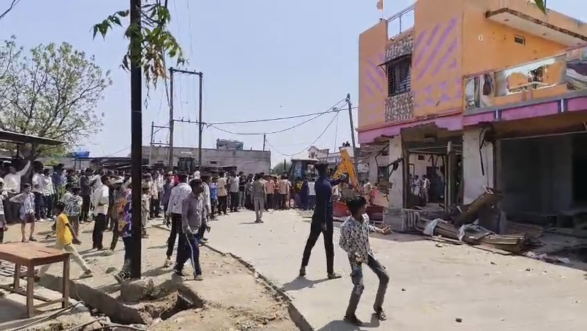 आलोट में 'मॉब जस्टिस' का तांडव: पुलिस की मौजूदगी में फूंके गए घर, कानून-व्यवस्था के उड़े परखच्चे