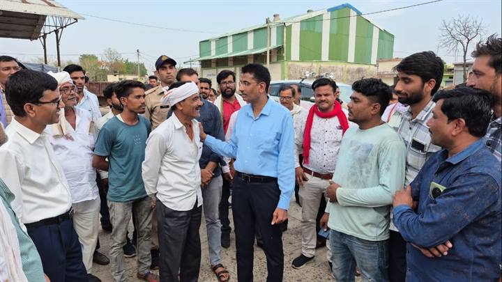 दमोह: बकयान और बटियागढ़ खरीदी केंद्रों पर दमोह कलेक्टर प्रताप नारायण यादव का औचक निरीक्षण, किसानों को मिली राहत