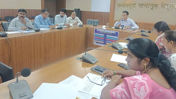 बैतूल कलेक्टर :  स्वरोजगार योजनाओं के क्रियान्वयन में लापरवाही बर्दाश्त नहीं