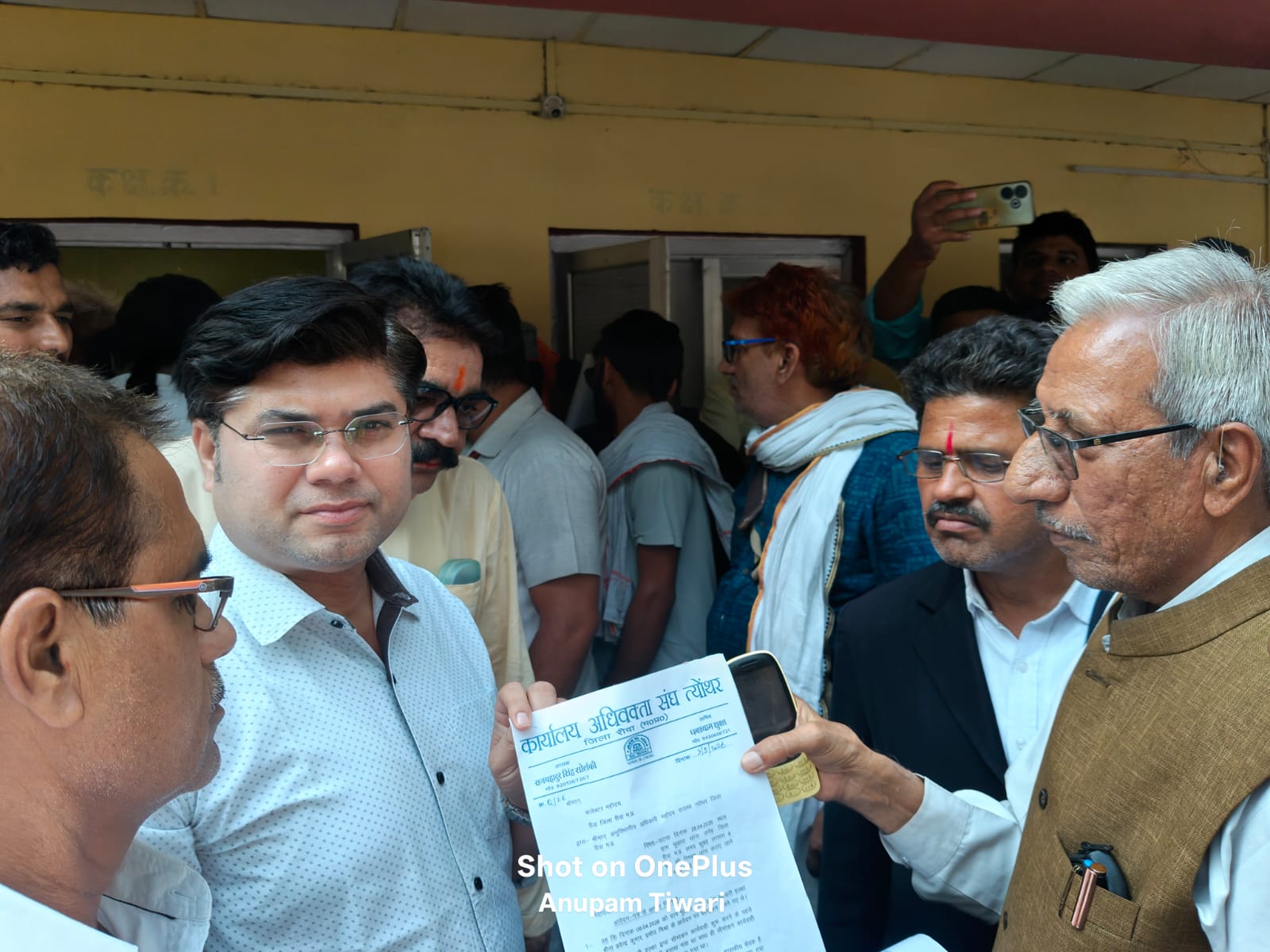 त्यौंथर में विवाद ने पकड़ा तूल: अधिवक्ता, कर्मचारी और पटवारी संघ आमने-सामने
