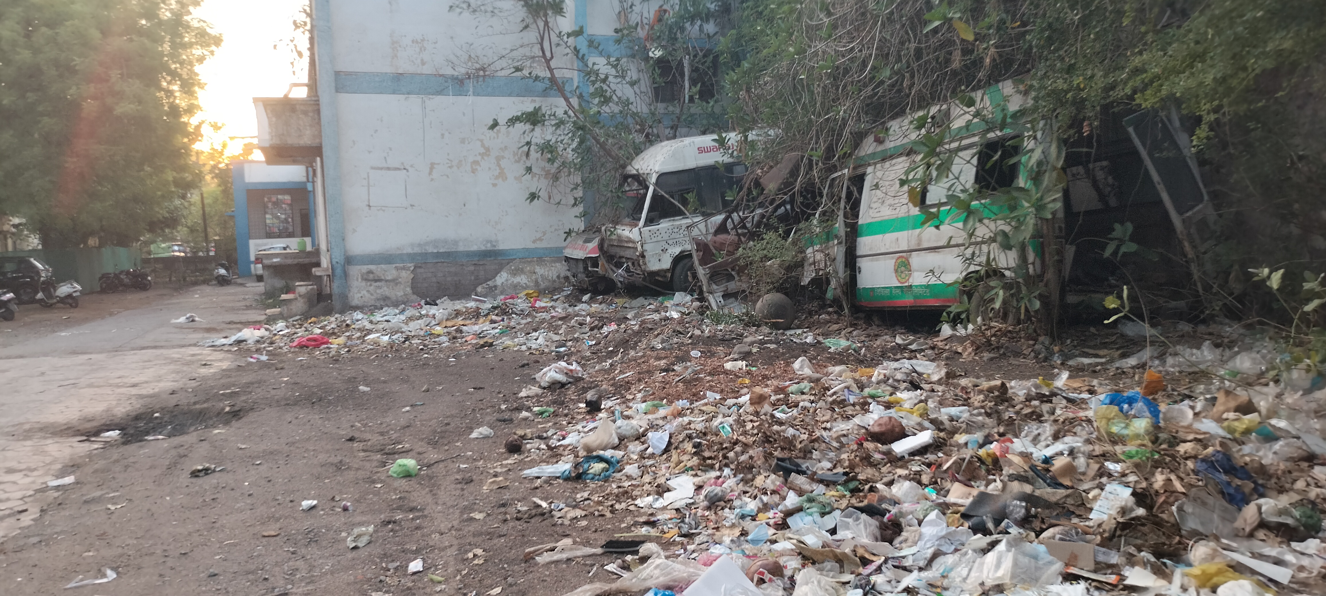 *बड़वानी-परिसर में कचरा अड्ढा, अस्पताल भवन के सामने जल जमाव, व्यवस्था पर उठते सवाल-हाल ए जिला अस्पताल, 