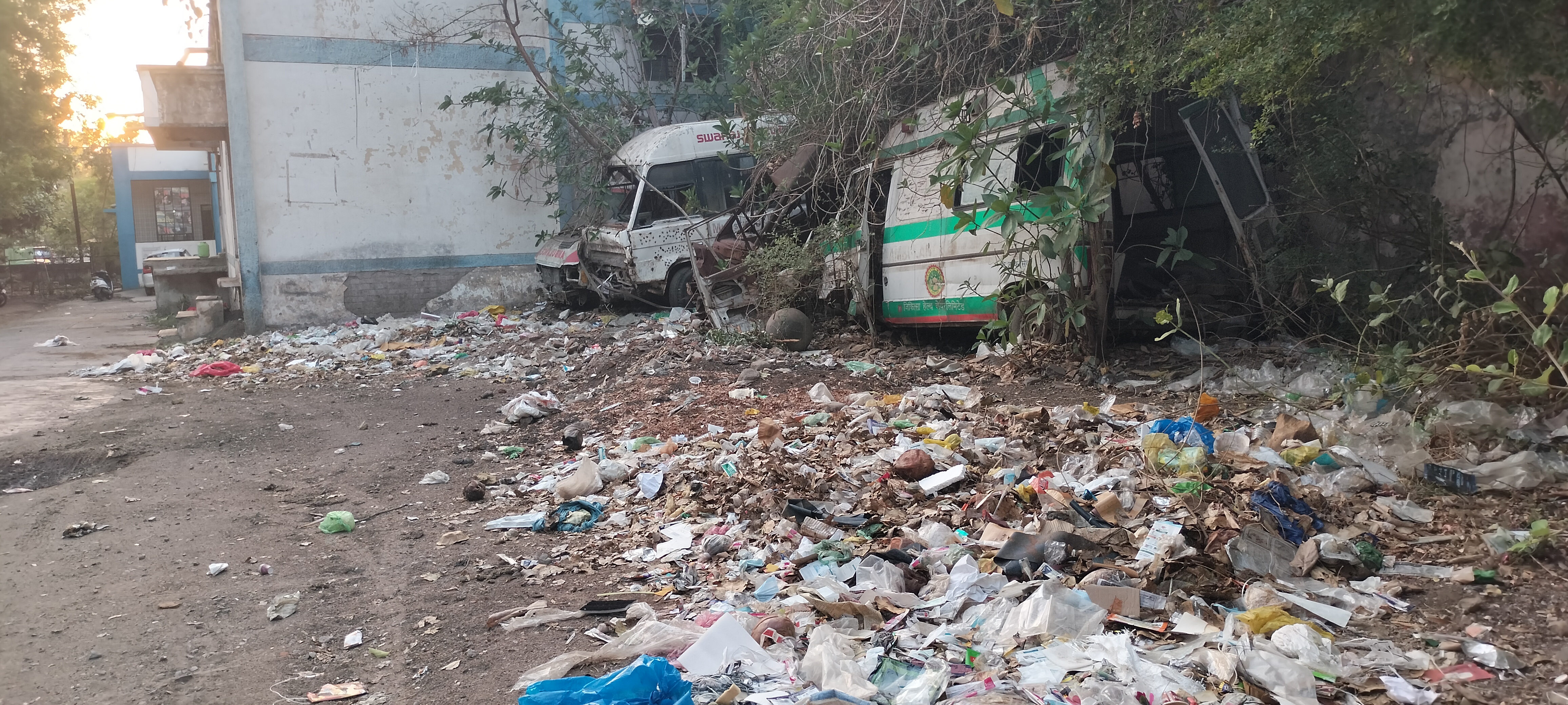 *बड़वानी-परिसर में कचरा अड्ढा, अस्पताल भवन के सामने जल जमाव, व्यवस्था पर उठते सवाल-हाल ए जिला अस्पताल, 