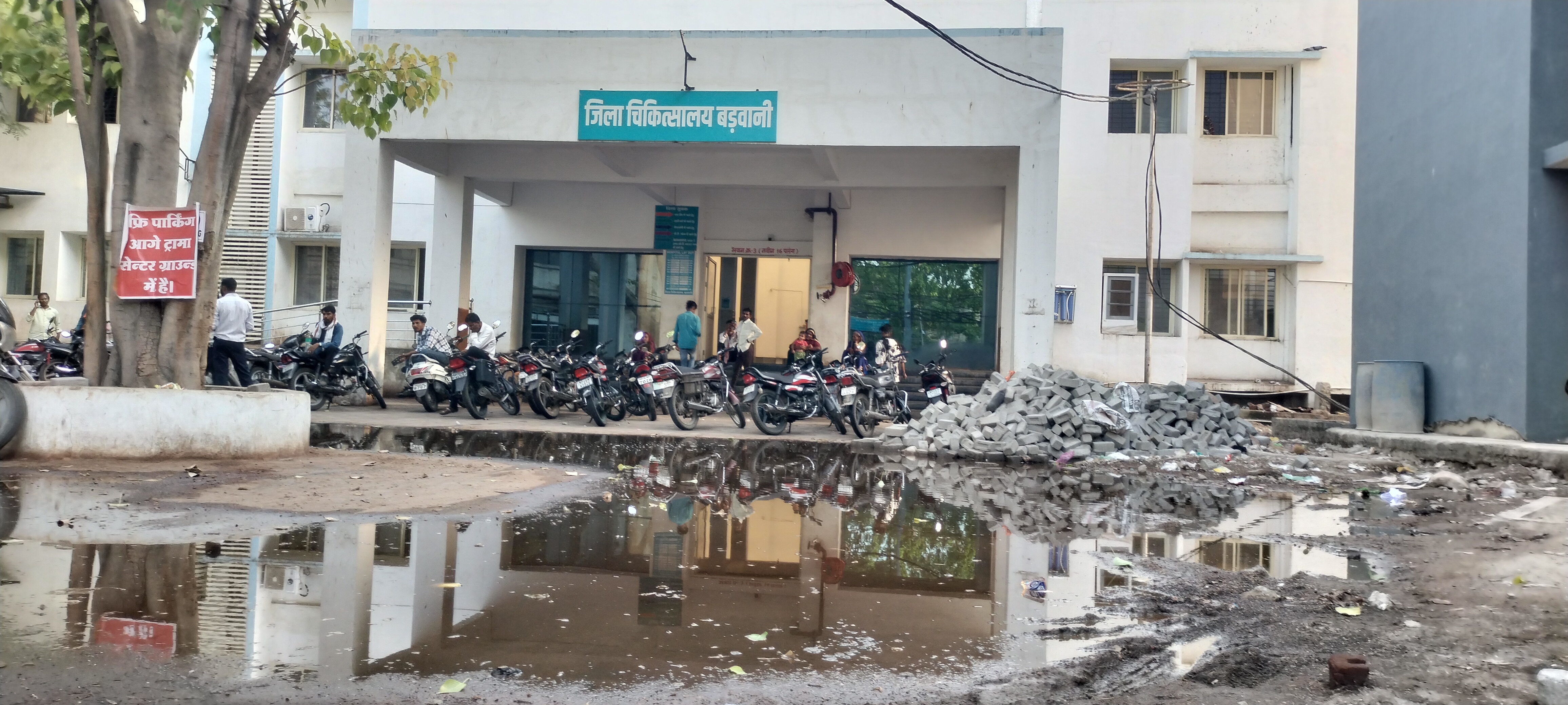 *बड़वानी-परिसर में कचरा अड्ढा, अस्पताल भवन के सामने जल जमाव, व्यवस्था पर उठते सवाल-हाल ए जिला अस्पताल, 
