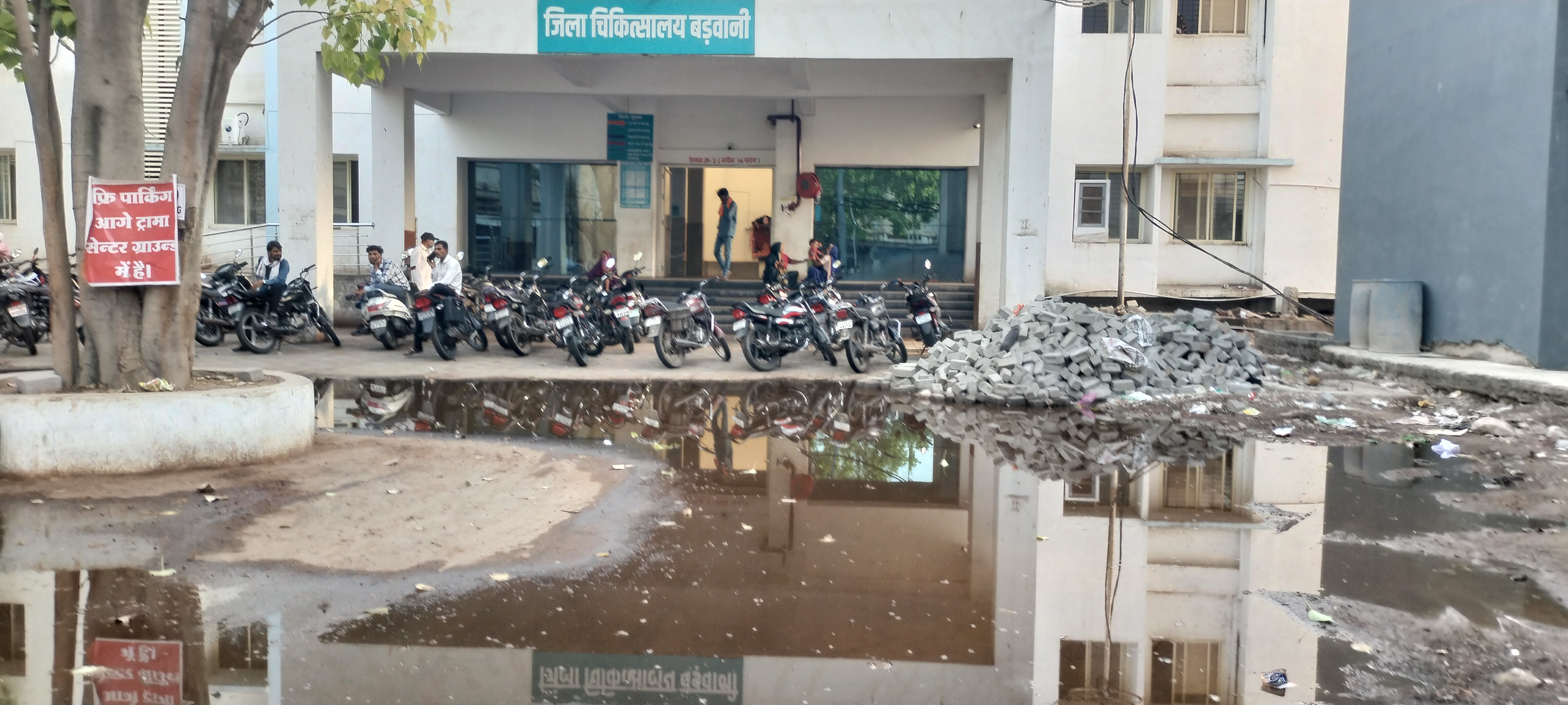 *बड़वानी-परिसर में कचरा अड्ढा, अस्पताल भवन के सामने जल जमाव, व्यवस्था पर उठते सवाल-हाल ए जिला अस्पताल, 