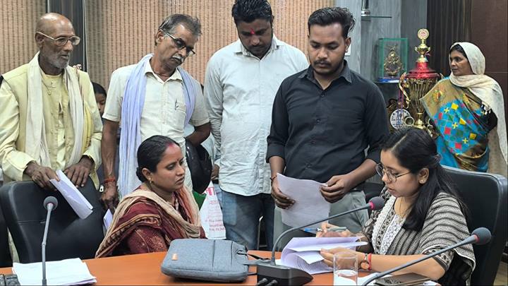 अनूपपुर जनसुनवाई: जिला पंचायत CEO ने सुनी 62 आवेदकों की समस्याएं, निराकरण के दिए सख्त निर्देश