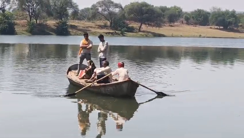 त्यौंथर में खतरा बनी निजी नावें बिना सुरक्षा के