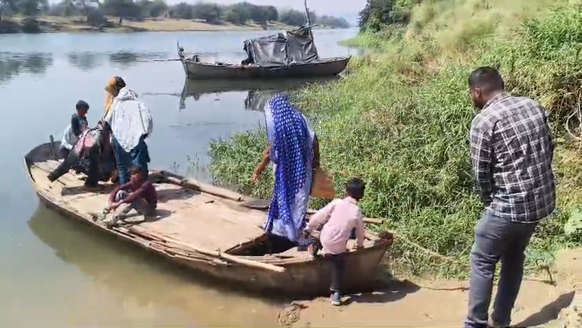 त्यौंथर में खतरा बनी निजी नावें बिना सुरक्षा के