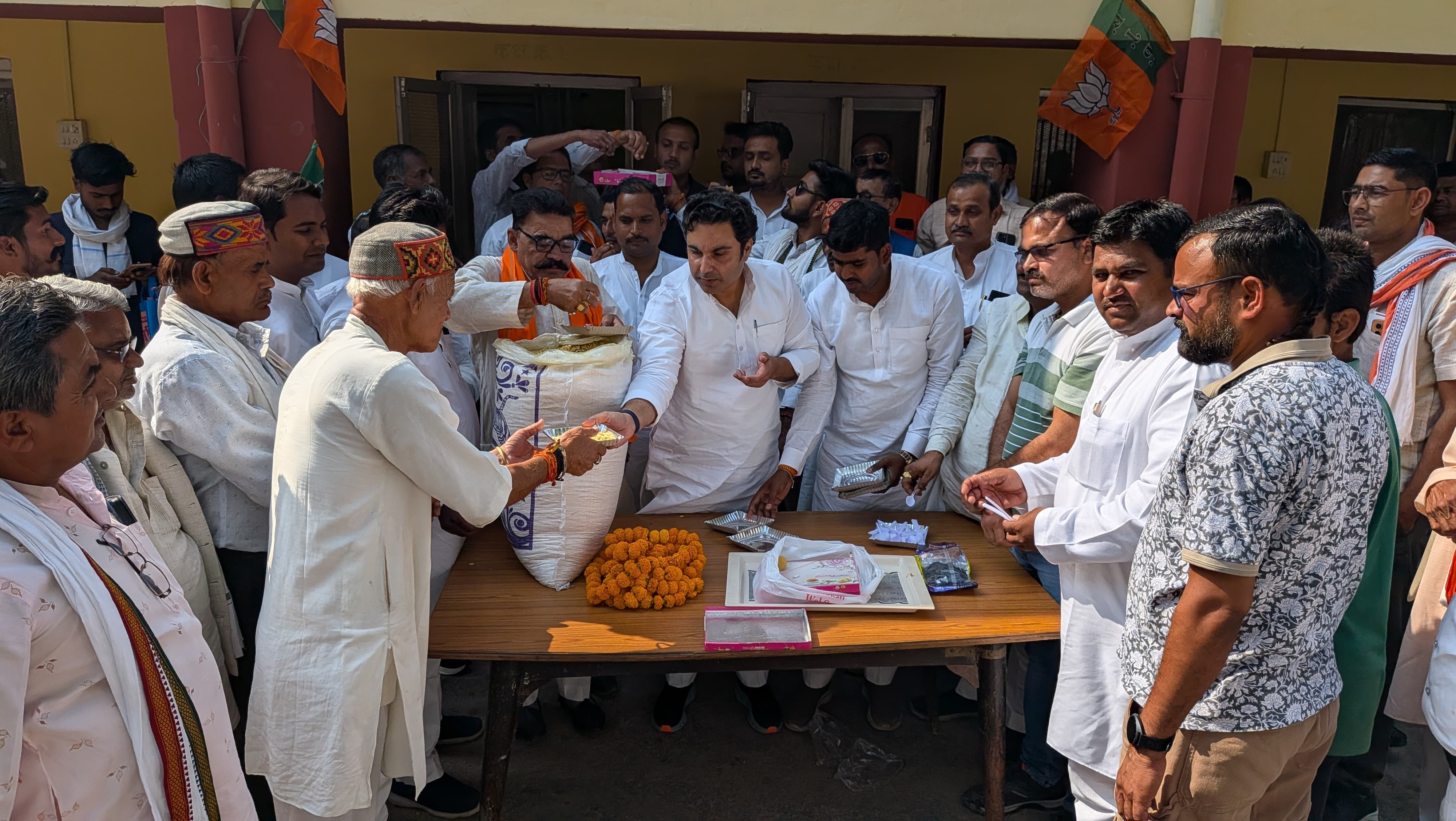 विश्राम गृह त्योंथर में भाजपा का विजय उत्सव: विधायक ने कार्यकर्ताओं को खिलाई झालमुड़ी और बंगाली मिठाई