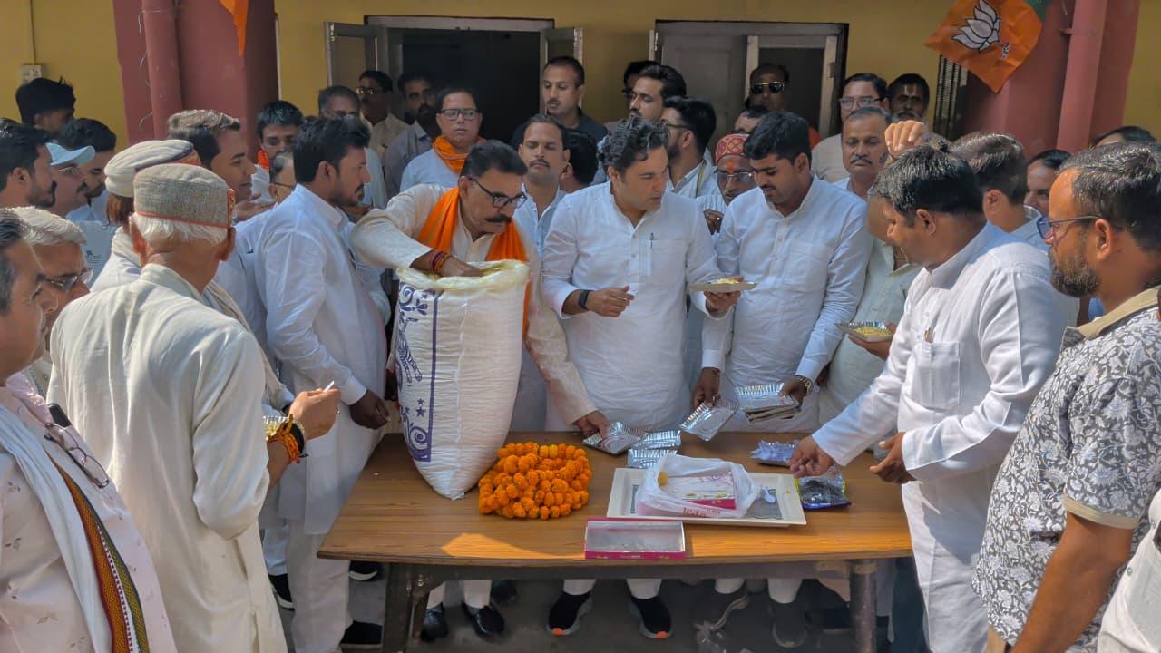 भाजपा के विजय उत्सव में विधायक ने बांटी मिठाई