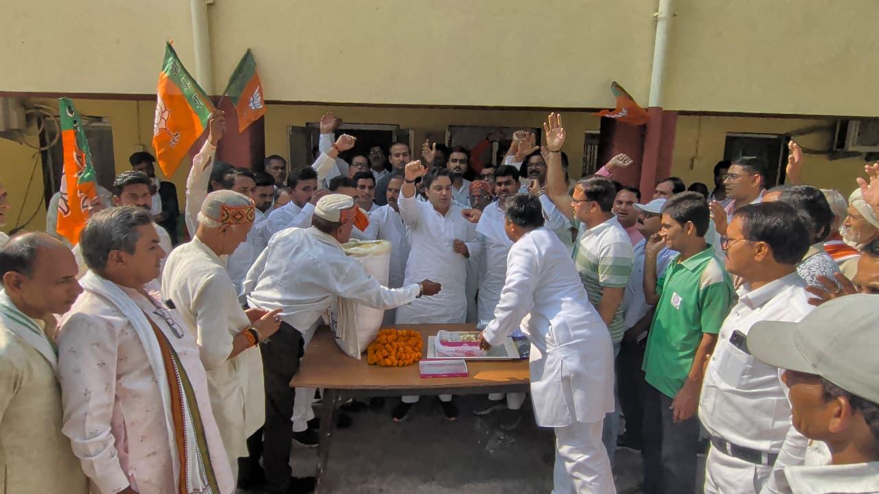 भाजपा के विजय उत्सव में विधायक ने बांटी मिठाई