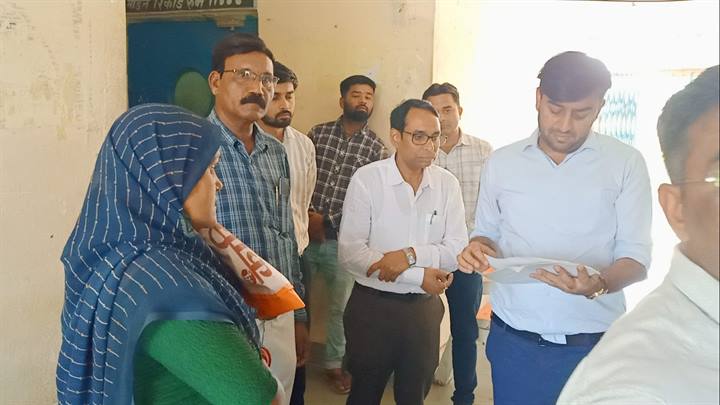छतरपुर: कलेक्टर पार्थ जैसवाल का घुवारा तहसील में औचक निरीक्षण; राजस्व कार्यों में लापरवाही पर पटवारियों को सख्त चेतावनी