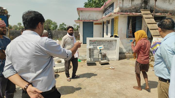 छतरपुर: उपार्जन केंद्रों पर कलेक्टर का छापा; लापरवाही पर सर्वेयर हटाया गया, समिति प्रबंधक की वेतन वृद्धि रोकी