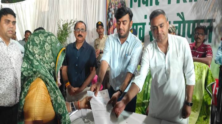 छतरपुर: अलीपुरा में कलेक्टर की रात्रि चौपाल, देर रात तक सुनी गईं ग्रामीणों की समस्याएं