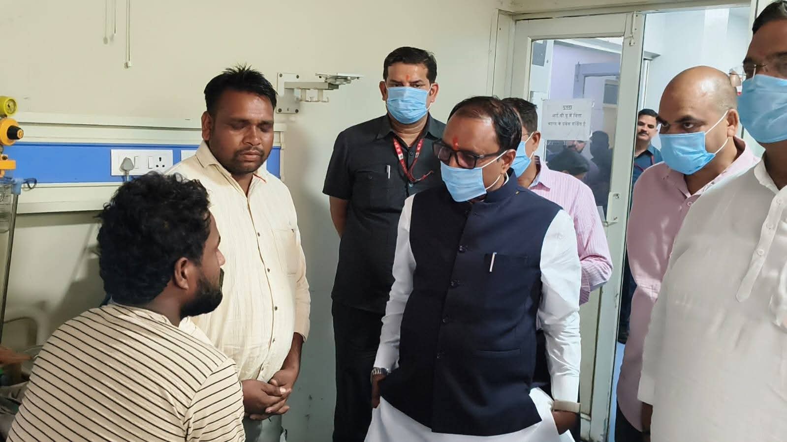 प्रभारी मंत्री का जिला चिकित्सालय का औचक निरीक्षण