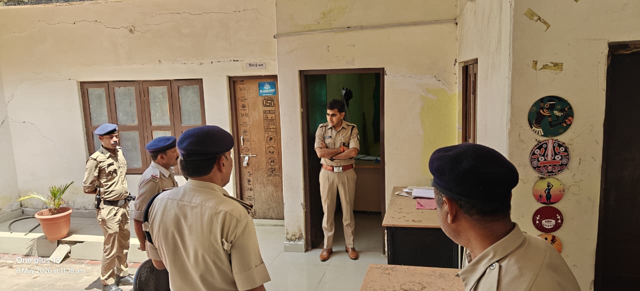 पलोहा थाने में एसपी ऋषिकेश मीना का औचक निरीक्षण
