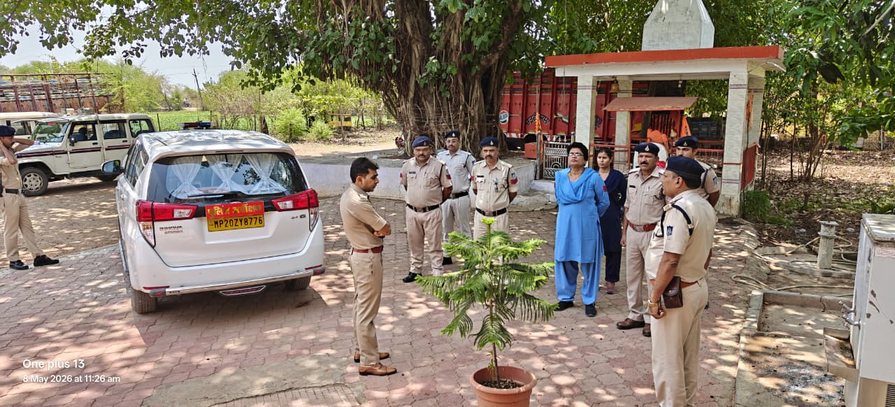 पलोहा थाने में एसपी ऋषिकेश मीना का औचक निरीक्षण
