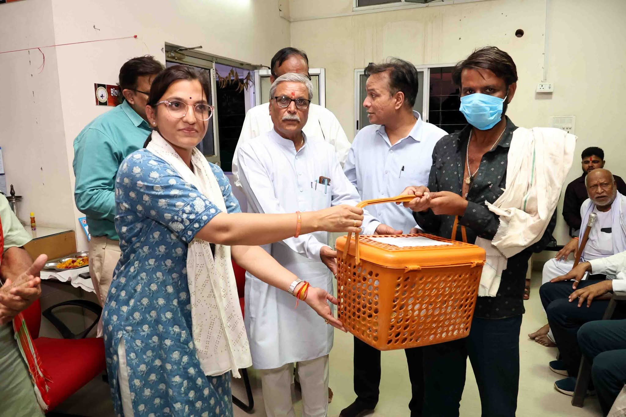 कलेक्टर रजनी सिंह ने टीबी मरीजों को फूड बास्केट बांटे