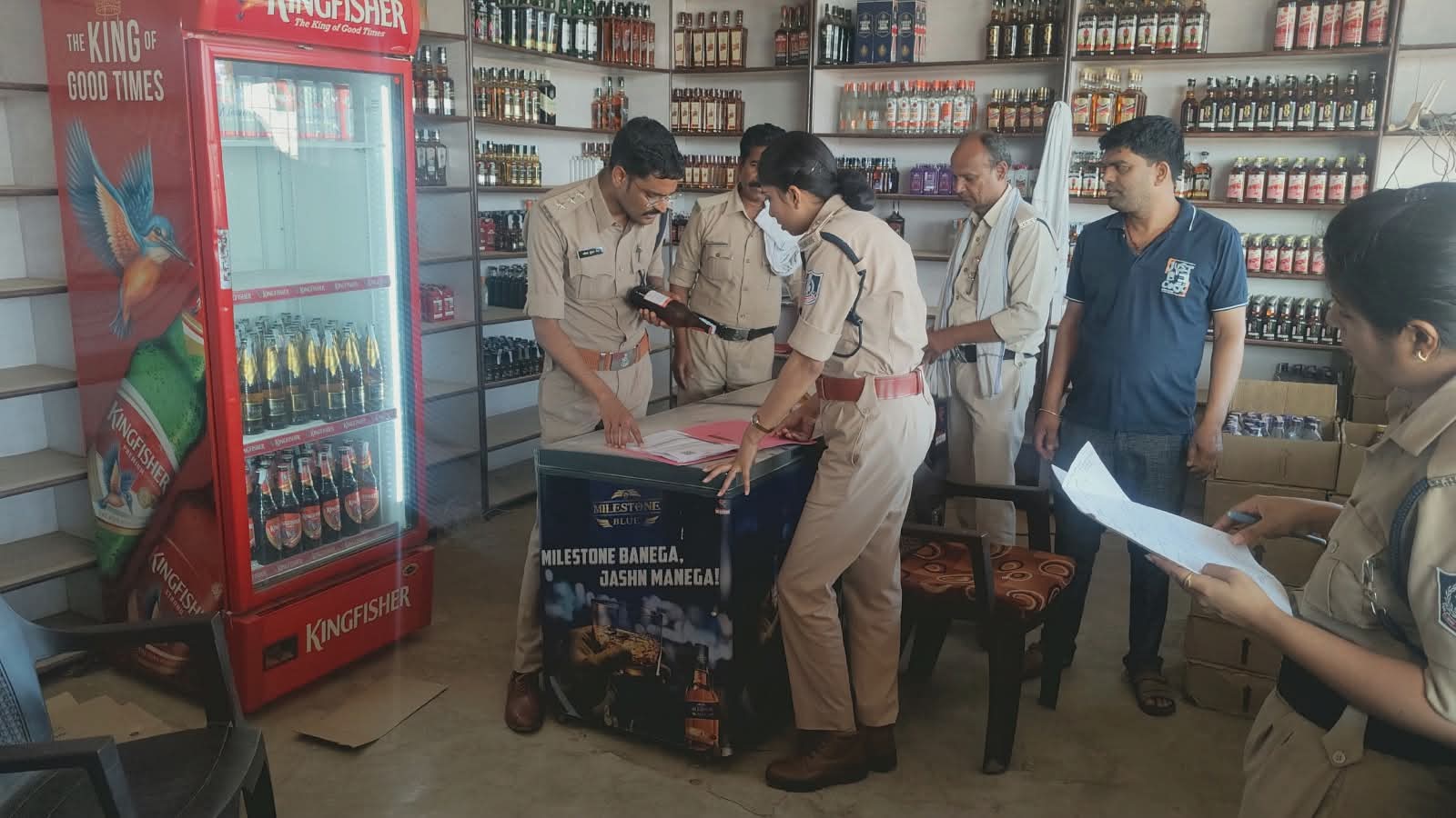 गोटेगांव में 12 लीटर कच्ची अवैध मदिरा व 240 किग्रा महुआ लाहन बरामद हुआ तीन मदिरा दुकानों का निरीक्षण कर विभागीय  पंजीबद्ध किया गया
