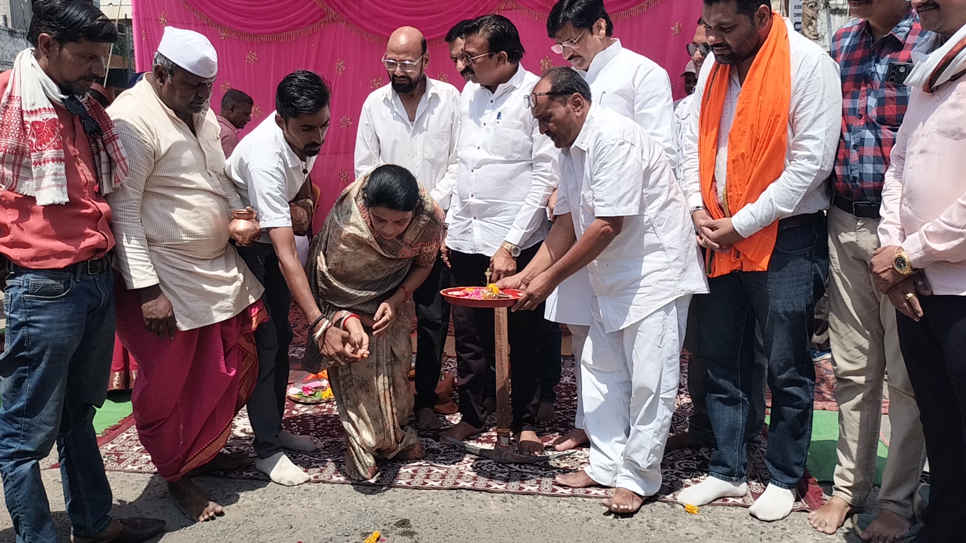 धुल गुब्बार गड्डो से उभरती सड़क का हुँआ भूमि पूजन नपा अध्यक्ष की मौजूदगी में चलाई दोनों सांसदों ने गेटी।आमजन को मिलेंगी 19 लाख की सड़क से राहत
