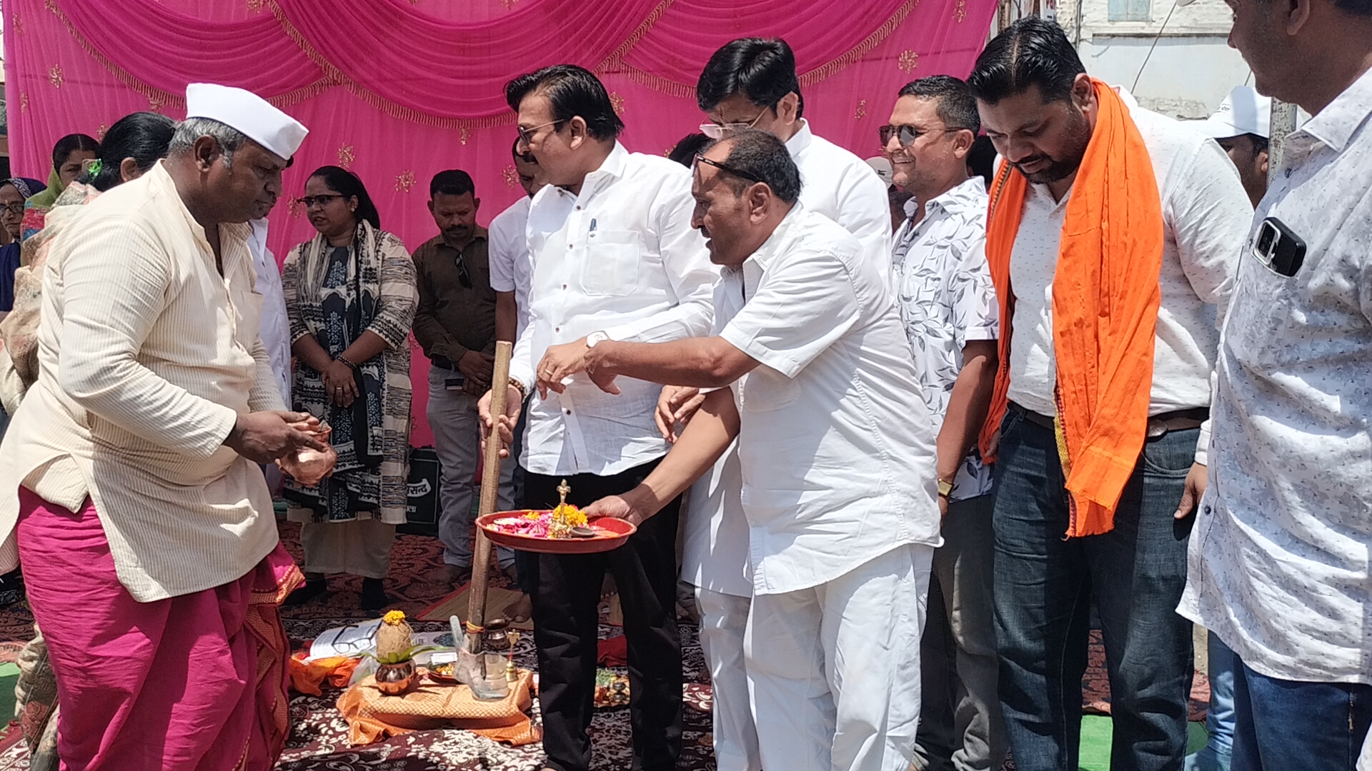 धुल गुब्बार गड्डो से उभरती सड़क का हुँआ भूमि पूजन नपा अध्यक्ष की मौजूदगी में चलाई दोनों सांसदों ने गेटी।आमजन को मिलेंगी 19 लाख की सड़क से राहत