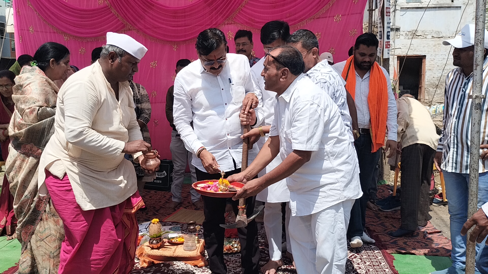 धुल गुब्बार गड्डो से उभरती सड़क का हुँआ भूमि पूजन नपा अध्यक्ष की मौजूदगी में चलाई दोनों सांसदों ने गेटी।आमजन को मिलेंगी 19 लाख की सड़क से राहत