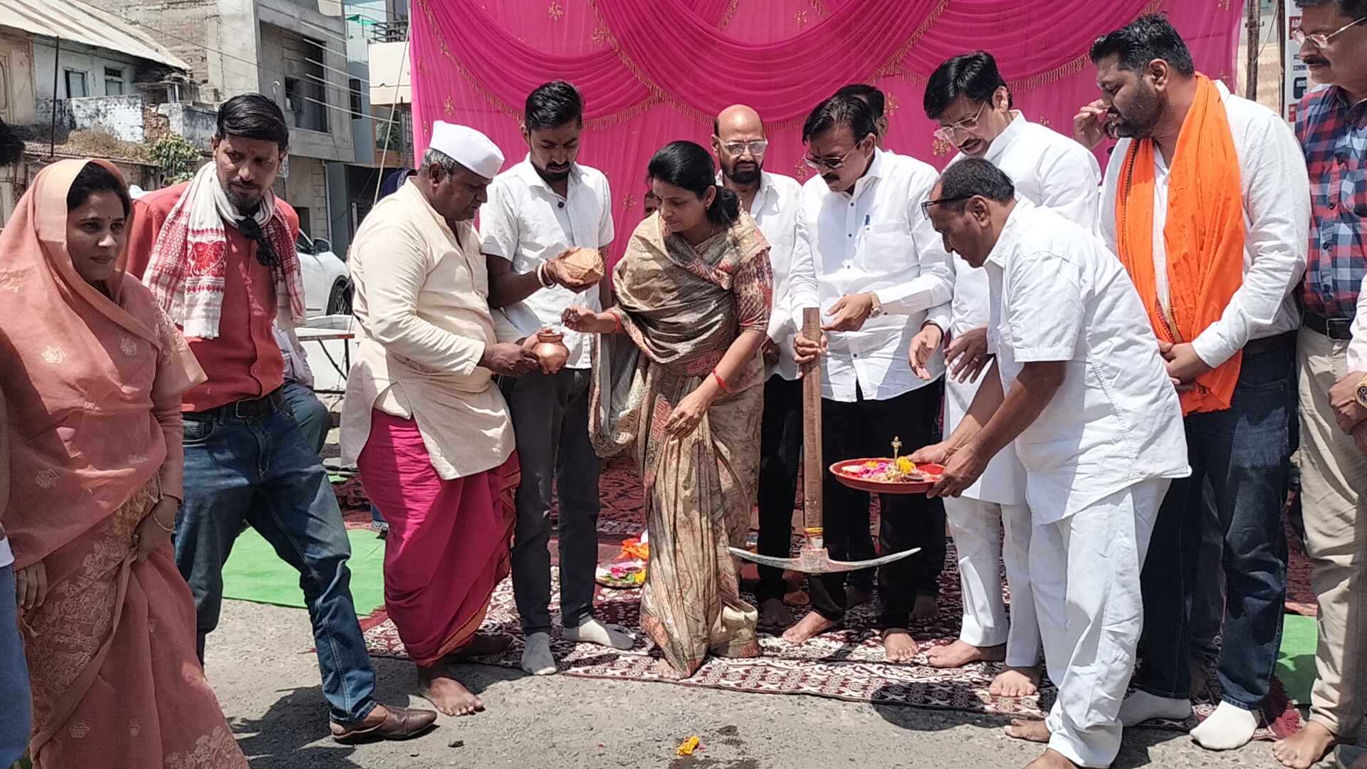 धुल गुब्बार गड्डो से उभरती सड़क का हुँआ भूमि पूजन नपा अध्यक्ष की मौजूदगी में चलाई दोनों सांसदों ने गेटी।आमजन को मिलेंगी 19 लाख की सड़क से राहत