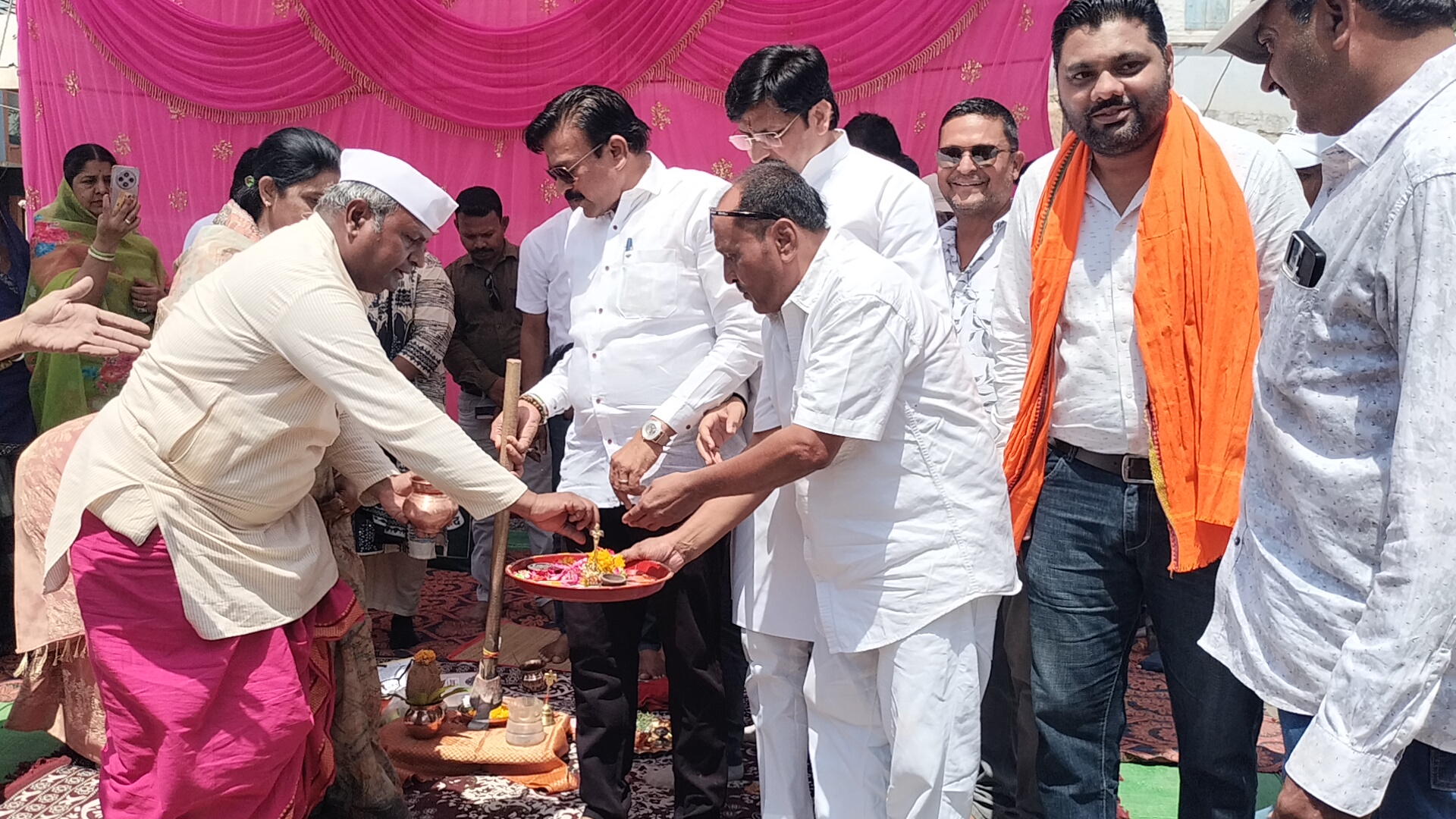 धुल गुब्बार गड्डो से उभरती सड़क का हुँआ भूमि पूजन नपा अध्यक्ष की मौजूदगी में चलाई दोनों सांसदों ने गेटी।आमजन को मिलेंगी 19 लाख की सड़क से राहत