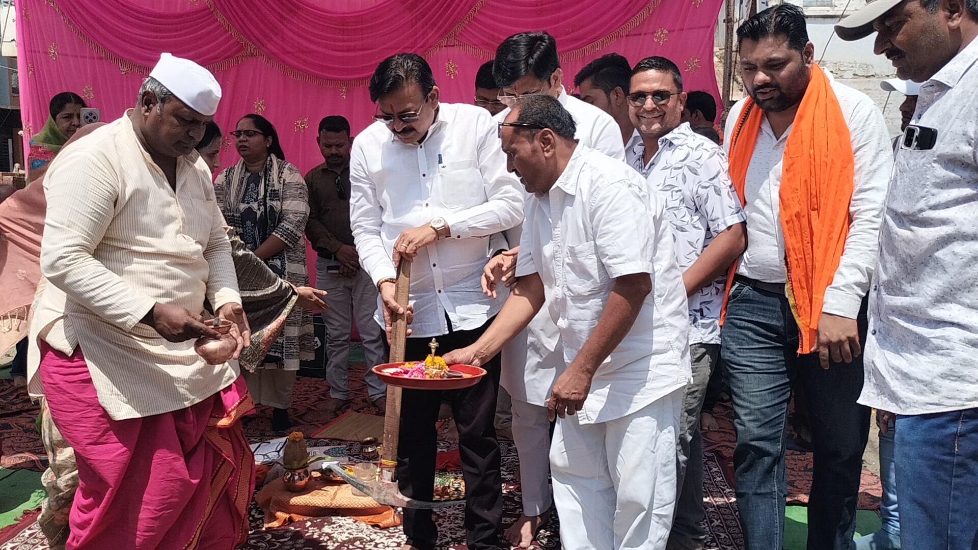 धुल गुब्बार गड्डो से उभरती सड़क का हुँआ भूमि पूजन नपा अध्यक्ष की मौजूदगी में चलाई दोनों सांसदों ने गेटी।आमजन को मिलेंगी 19 लाख की सड़क से राहत