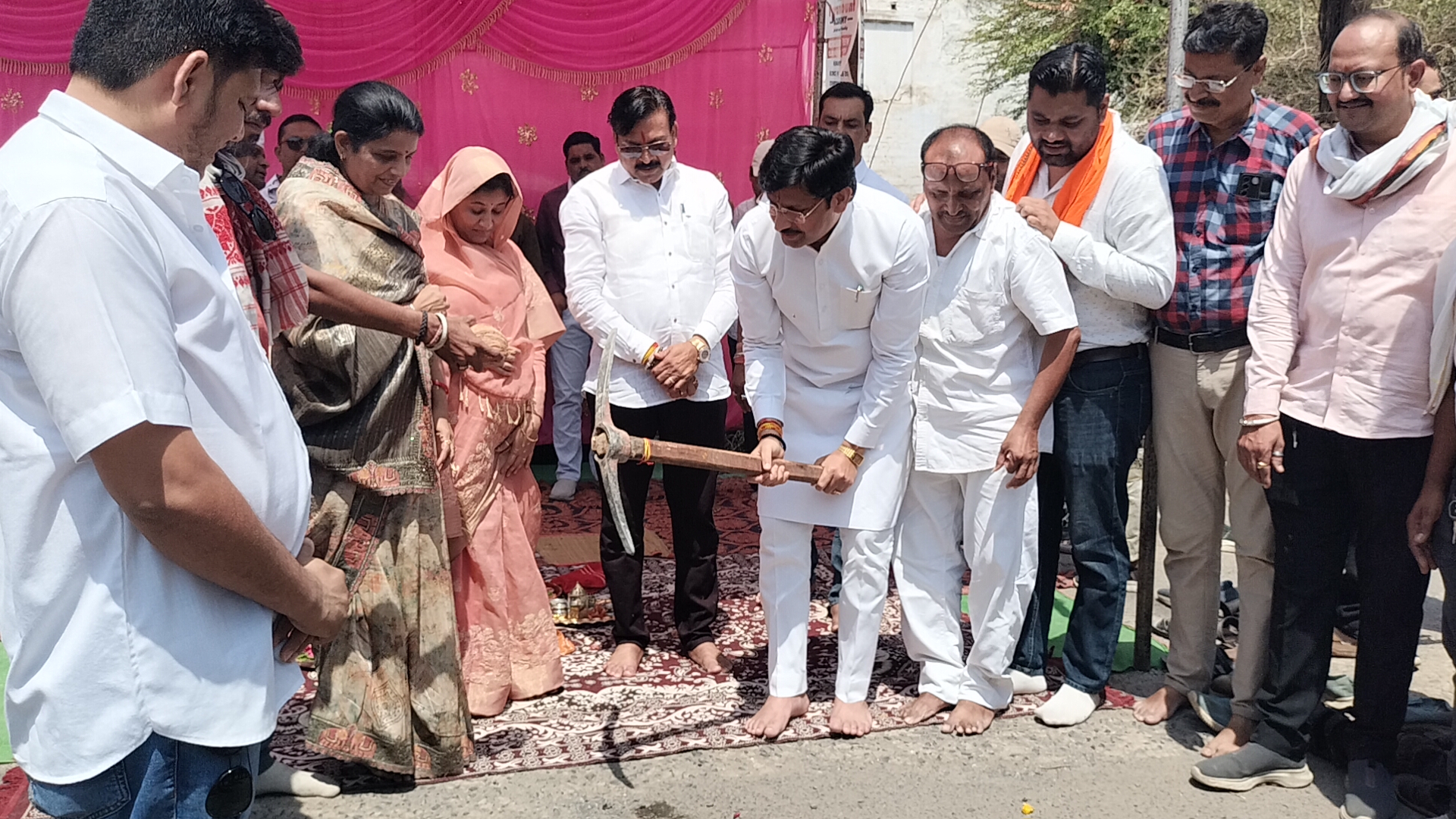 धुल गुब्बार गड्डो से उभरती सड़क का हुँआ भूमि पूजन नपा अध्यक्ष की मौजूदगी में चलाई दोनों सांसदों ने गेटी।आमजन को मिलेंगी 19 लाख की सड़क से राहत
