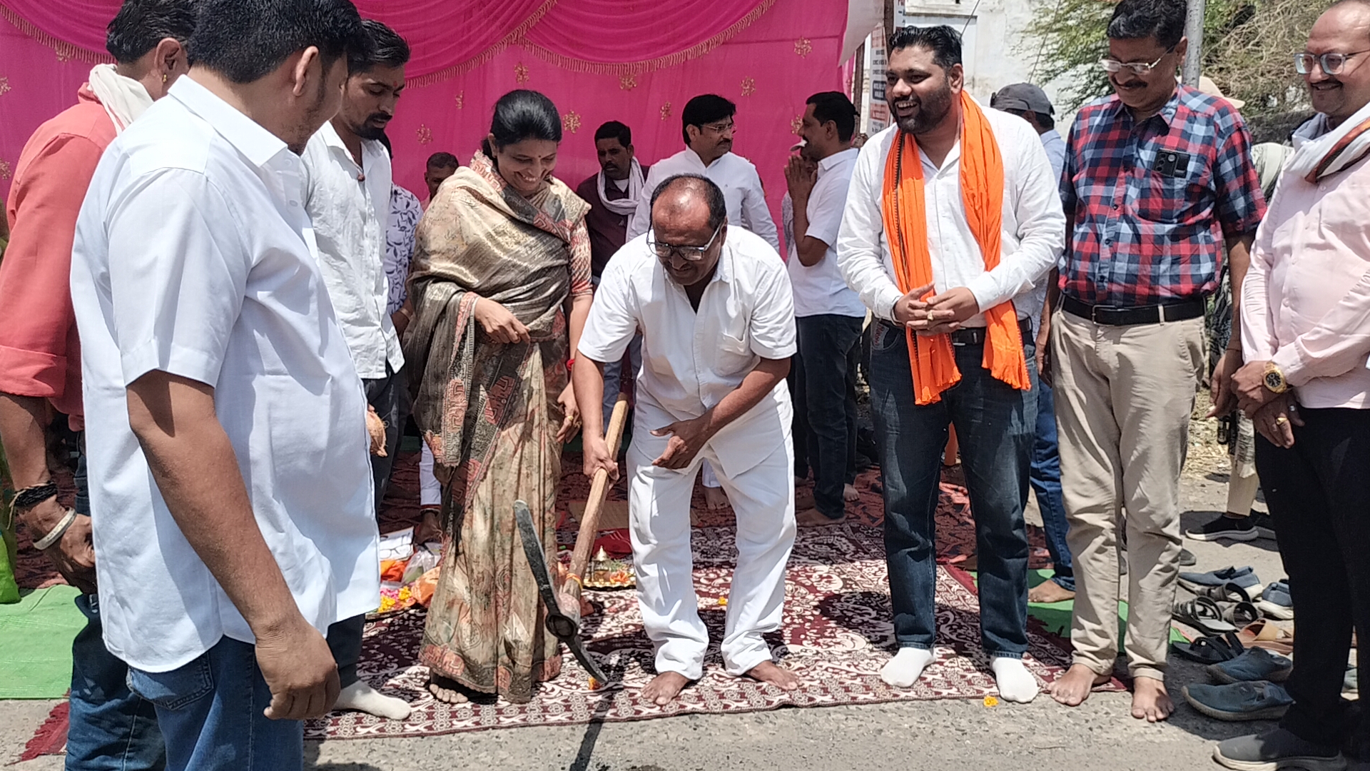 धुल गुब्बार गड्डो से उभरती सड़क का हुँआ भूमि पूजन नपा अध्यक्ष की मौजूदगी में चलाई दोनों सांसदों ने गेटी।आमजन को मिलेंगी 19 लाख की सड़क से राहत