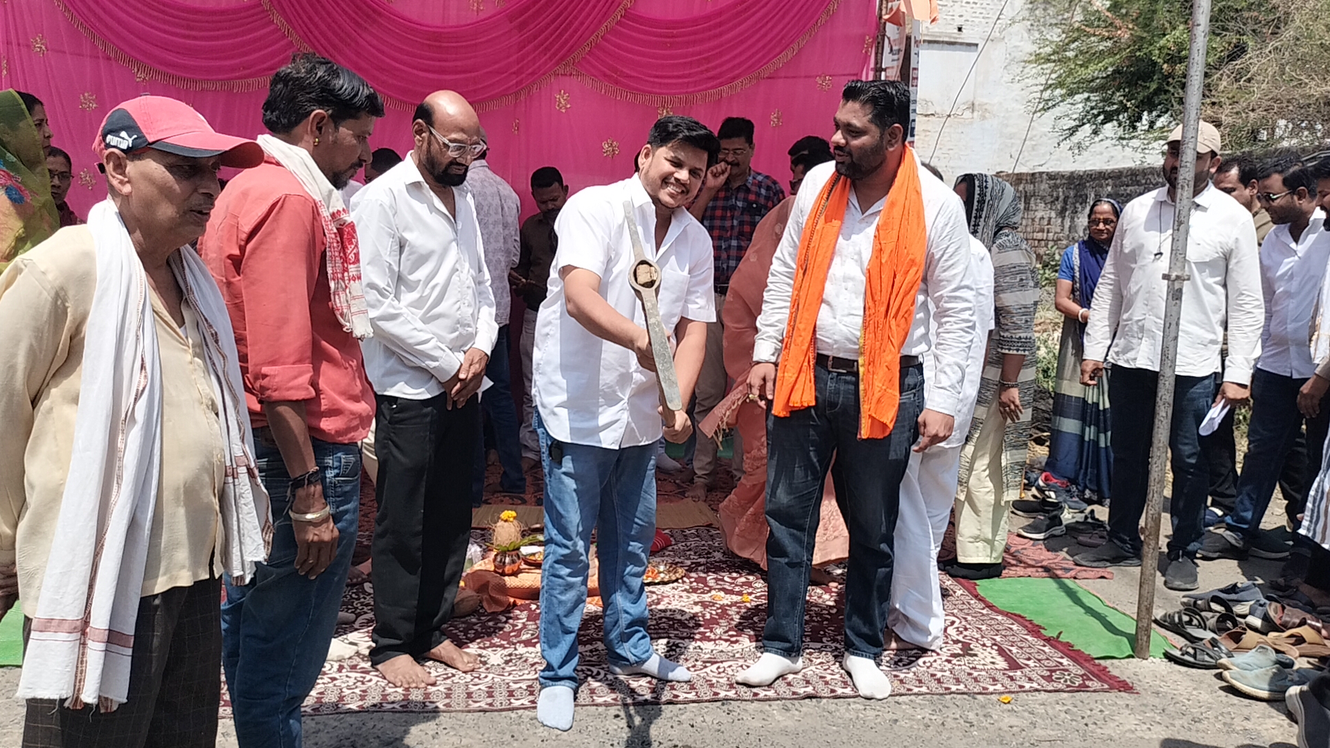 धुल गुब्बार गड्डो से उभरती सड़क का हुँआ भूमि पूजन नपा अध्यक्ष की मौजूदगी में चलाई दोनों सांसदों ने गेटी।आमजन को मिलेंगी 19 लाख की सड़क से राहत