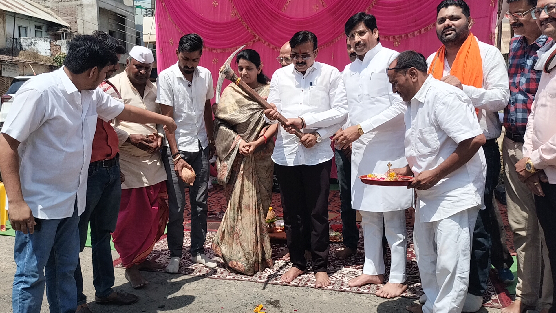 धुल गुब्बार गड्डो से उभरती सड़क का हुँआ भूमि पूजन नपा अध्यक्ष की मौजूदगी में चलाई दोनों सांसदों ने गेटी।आमजन को मिलेंगी 19 लाख की सड़क से राहत