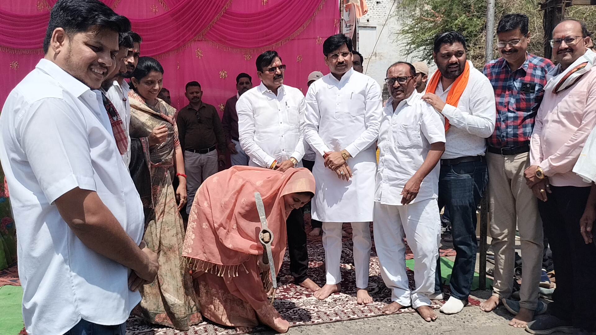 धुल गुब्बार गड्डो से उभरती सड़क का हुँआ भूमि पूजन नपा अध्यक्ष की मौजूदगी में चलाई दोनों सांसदों ने गेटी।आमजन को मिलेंगी 19 लाख की सड़क से राहत