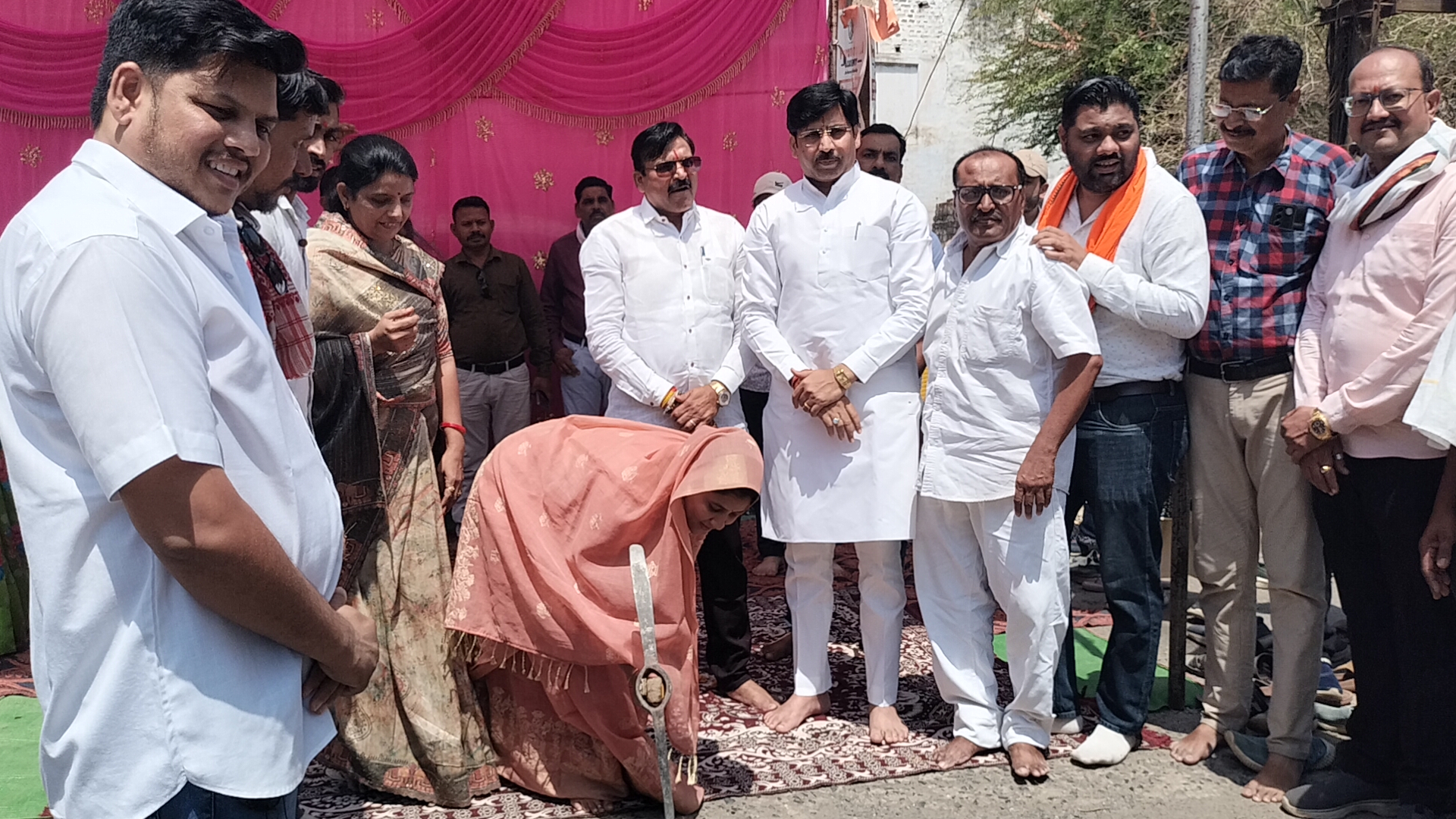 धुल गुब्बार गड्डो से उभरती सड़क का हुँआ भूमि पूजन नपा अध्यक्ष की मौजूदगी में चलाई दोनों सांसदों ने गेटी।आमजन को मिलेंगी 19 लाख की सड़क से राहत