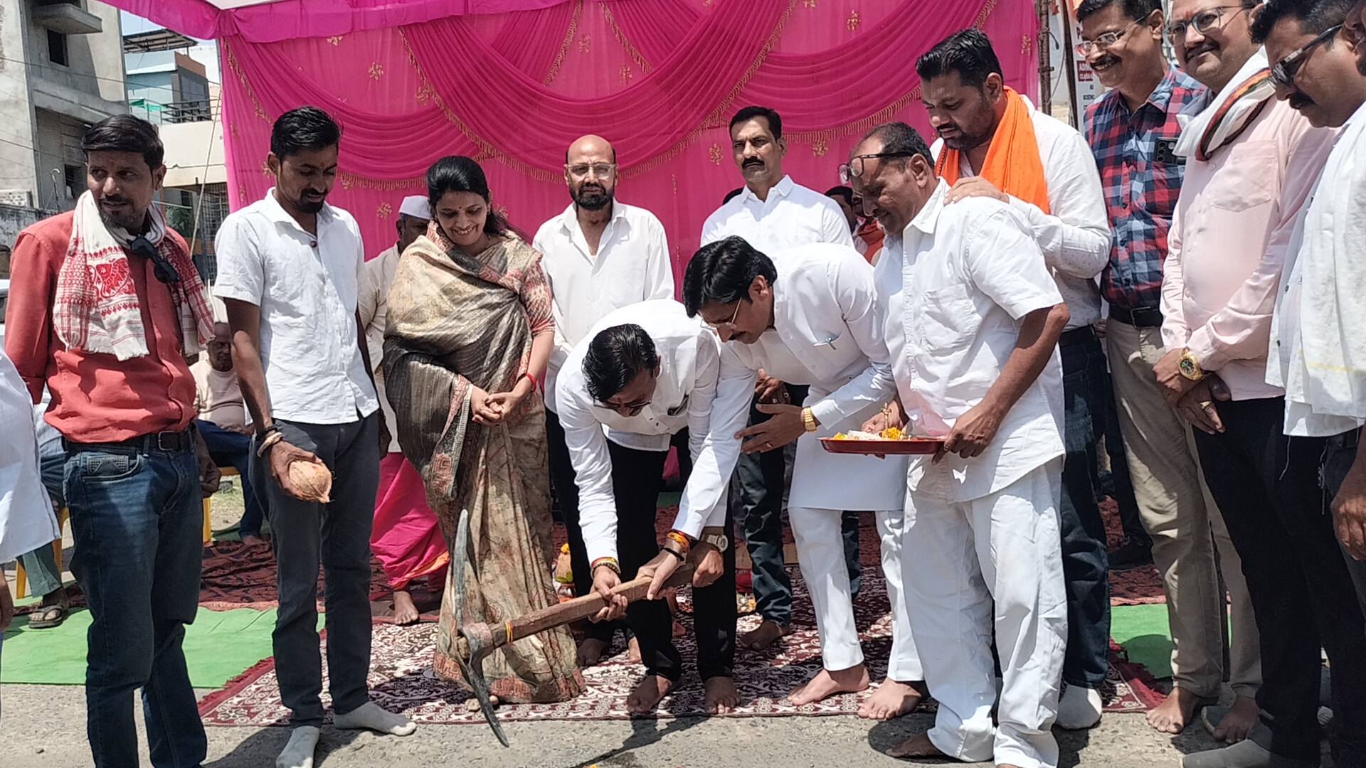 धुल गुब्बार गड्डो से उभरती सड़क का हुँआ भूमि पूजन नपा अध्यक्ष की मौजूदगी में चलाई दोनों सांसदों ने गेटी।आमजन को मिलेंगी 19 लाख की सड़क से राहत