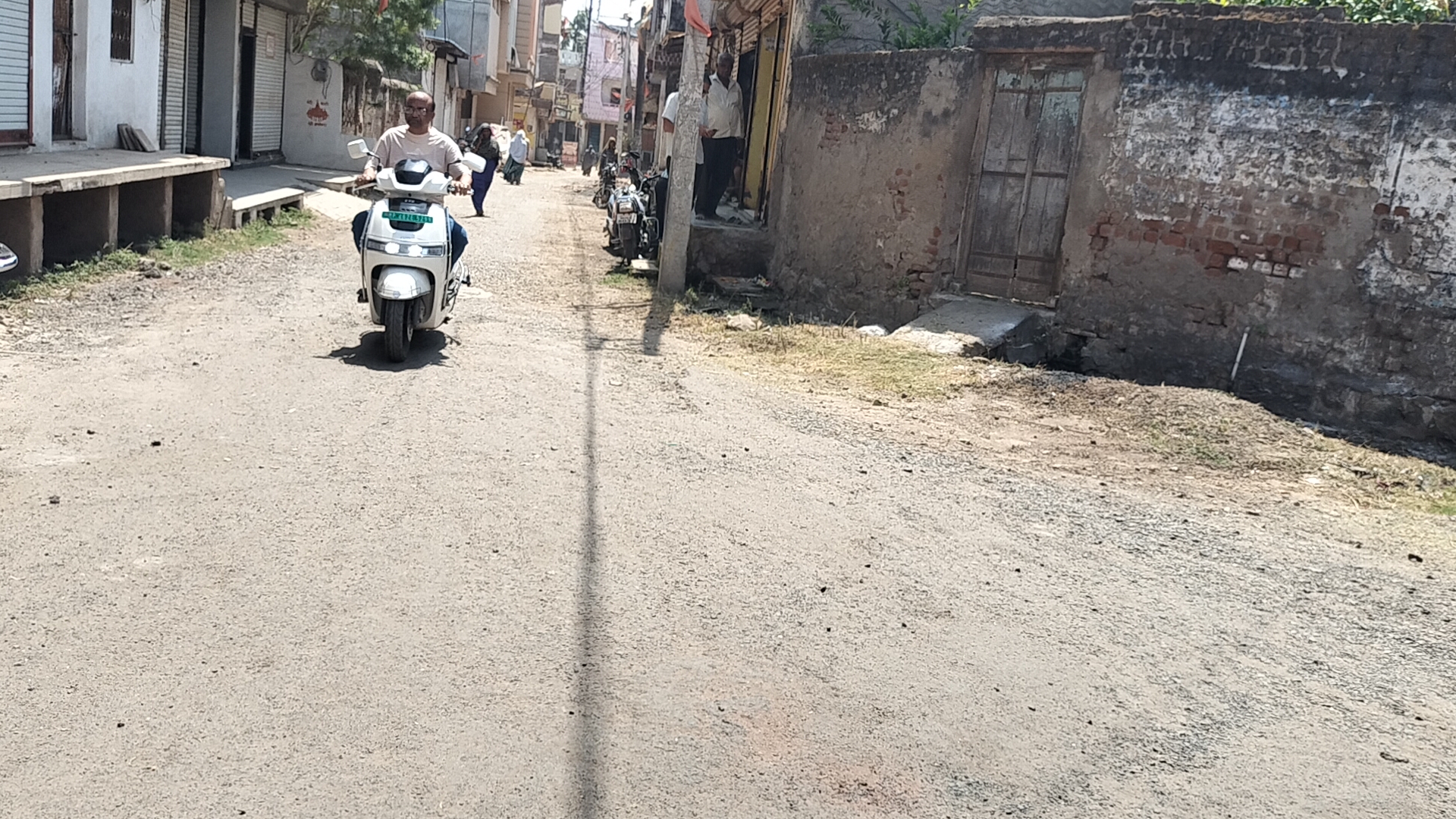 धुल गुब्बार गड्डो से उभरती सड़क का हुँआ भूमि पूजन नपा अध्यक्ष की मौजूदगी में चलाई दोनों सांसदों ने गेटी।आमजन को मिलेंगी 19 लाख की सड़क से राहत