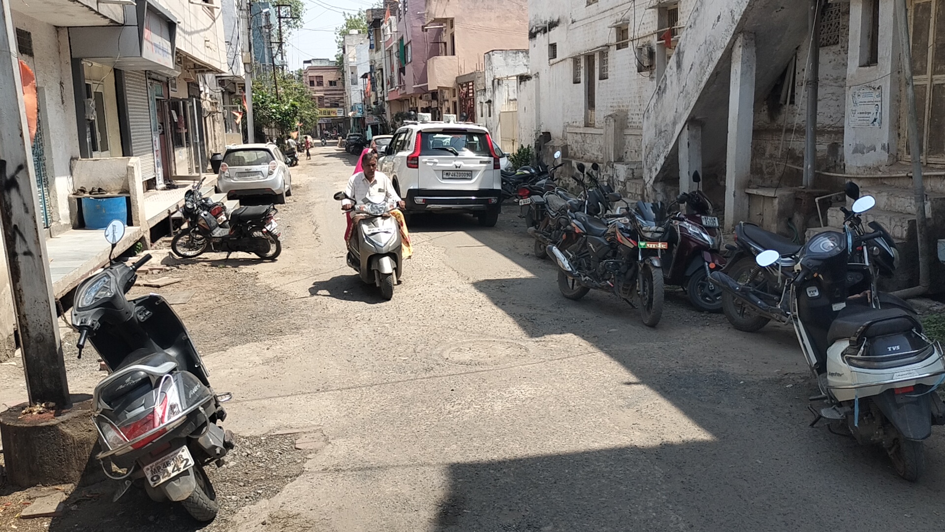 धुल गुब्बार गड्डो से उभरती सड़क का हुँआ भूमि पूजन नपा अध्यक्ष की मौजूदगी में चलाई दोनों सांसदों ने गेटी।आमजन को मिलेंगी 19 लाख की सड़क से राहत