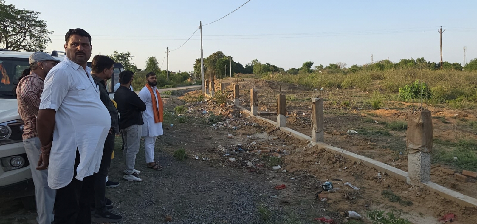 स्टे के बाद हो रहा निर्माण एस डी एम ने निर्माण पर लगाई रोक एस डी एम कोर्ट में चल रहा केस,
