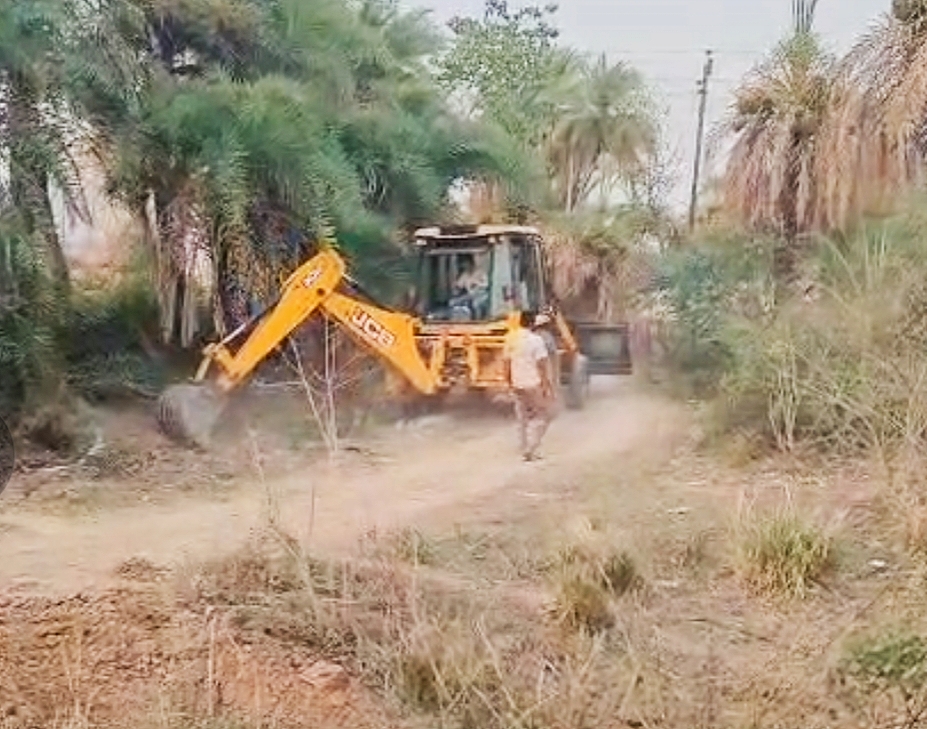 कलेक्टर को ग्रामीणों के सौपे ज्ञापन का हुआ असर रोड जाम के पहले ही हटा अतिक्रमण