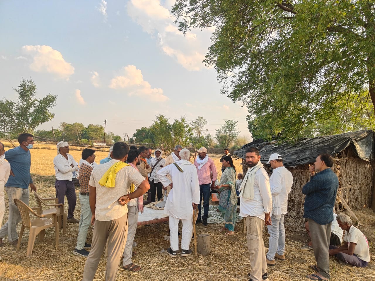 कलेक्टर को ग्रामीणों के सौपे ज्ञापन का हुआ असर रोड जाम के पहले ही हटा अतिक्रमण