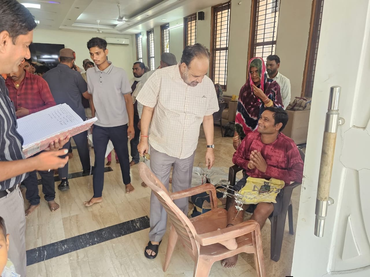 विधायक भार्गव ने 30 मरीजों को बेहतर उपचार हेतु भोपाल भेजा 