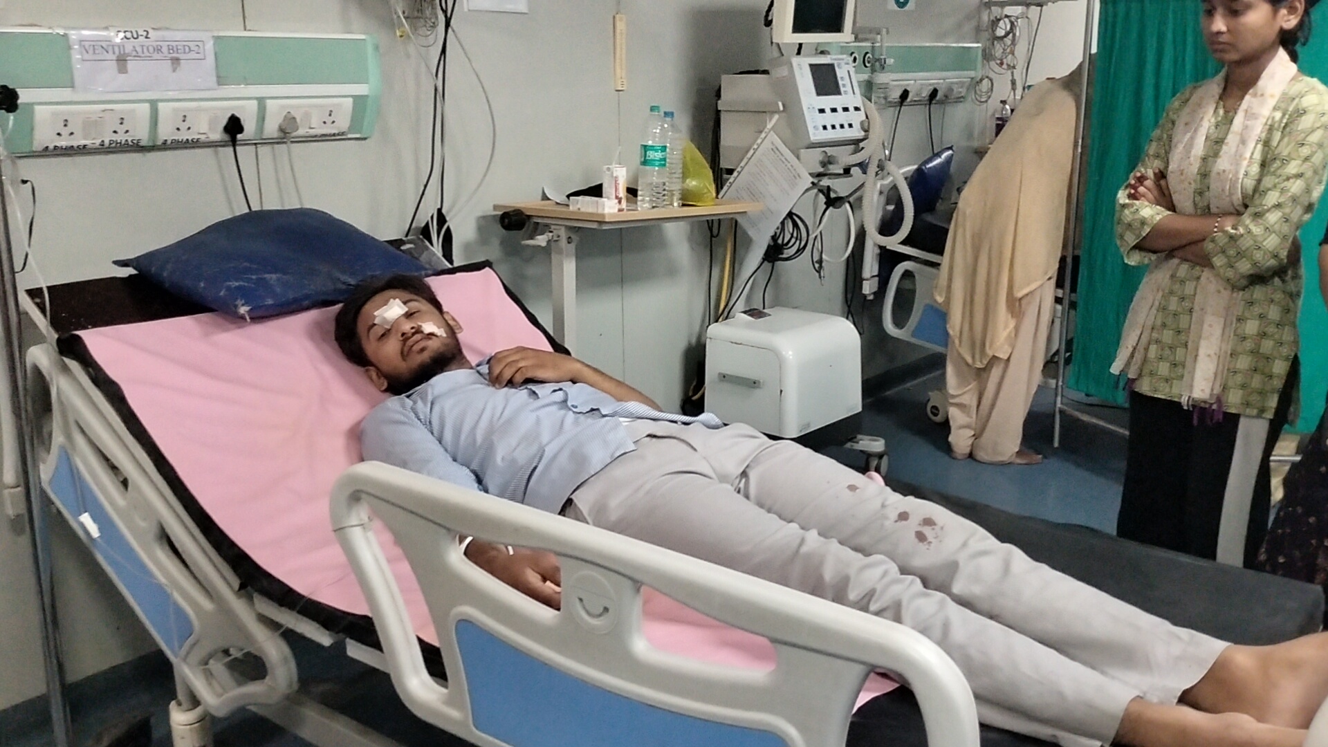 महिलाओ को बचाने के प्रयास में अनियंत्रित हुई कॉलेज बस ,सड़क की पटरी से जा उतरी 14 से 15 विद्यार्थी हुए घायल ,एक छात्र को सिर व नाक में आई चोट
