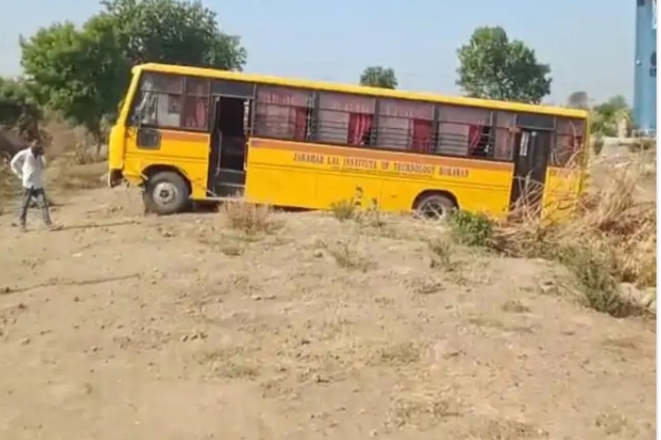 महिलाओ को बचाने के प्रयास में अनियंत्रित हुई कॉलेज बस ,सड़क की पटरी से जा उतरी 14 से 15 विद्यार्थी हुए घायल ,एक छात्र को सिर व नाक में आई चोट