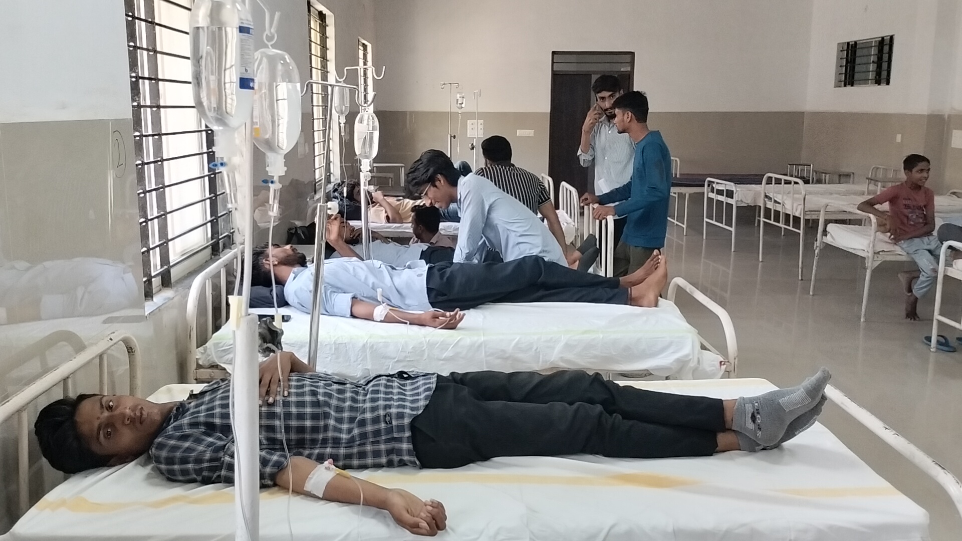 महिलाओ को बचाने के प्रयास में अनियंत्रित हुई कॉलेज बस ,सड़क की पटरी से जा उतरी 14 से 15 विद्यार्थी हुए घायल ,एक छात्र को सिर व नाक में आई चोट