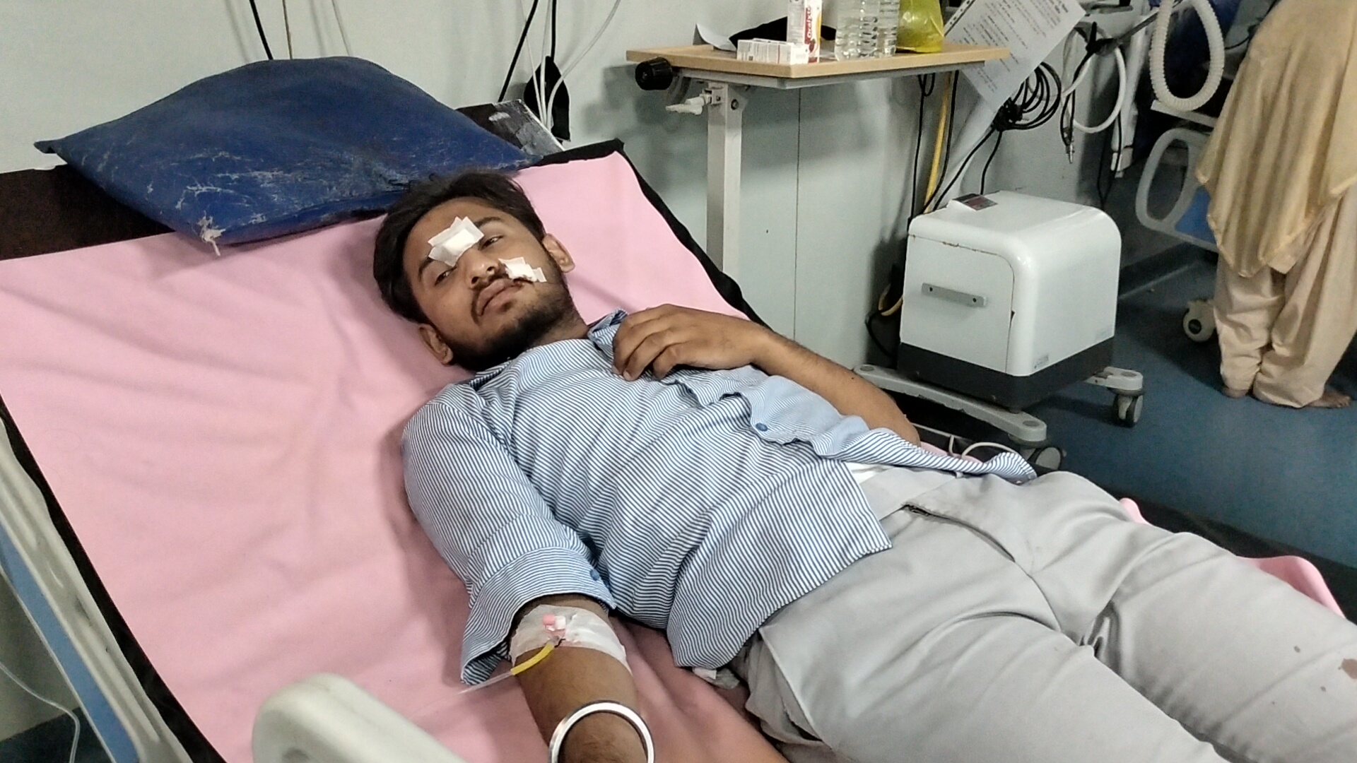 महिलाओ को बचाने के प्रयास में अनियंत्रित हुई कॉलेज बस ,सड़क की पटरी से जा उतरी 14 से 15 विद्यार्थी हुए घायल ,एक छात्र को सिर व नाक में आई चोट