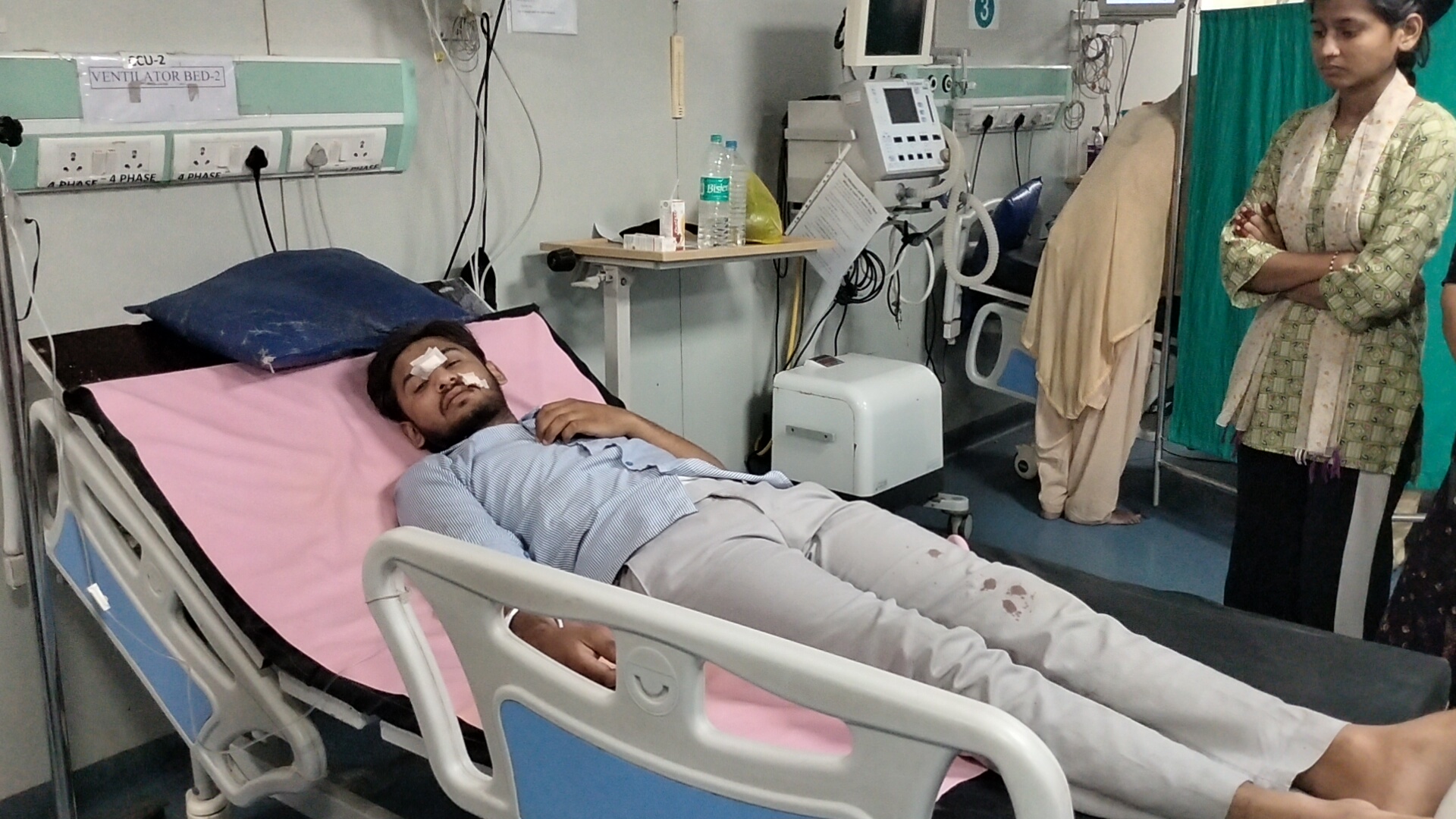 महिलाओ को बचाने के प्रयास में अनियंत्रित हुई कॉलेज बस ,सड़क की पटरी से जा उतरी 14 से 15 विद्यार्थी हुए घायल ,एक छात्र को सिर व नाक में आई चोट